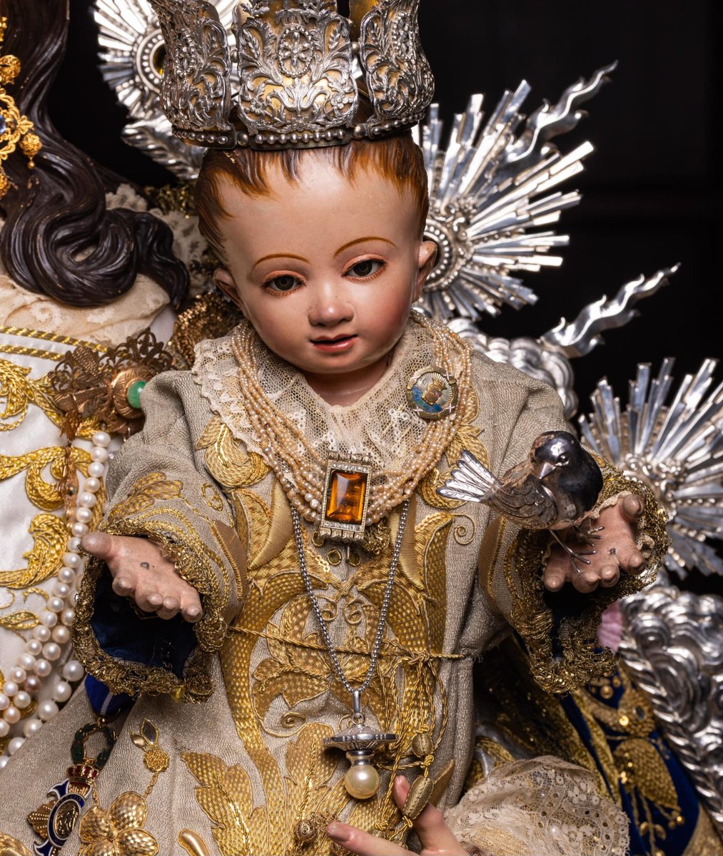 Danos un puesto a tu mesa,
Amor que a la noche vienes,
antes que la noche acabe
y que la puerta se cierre. 

#Adviento
#CofradíasMLG