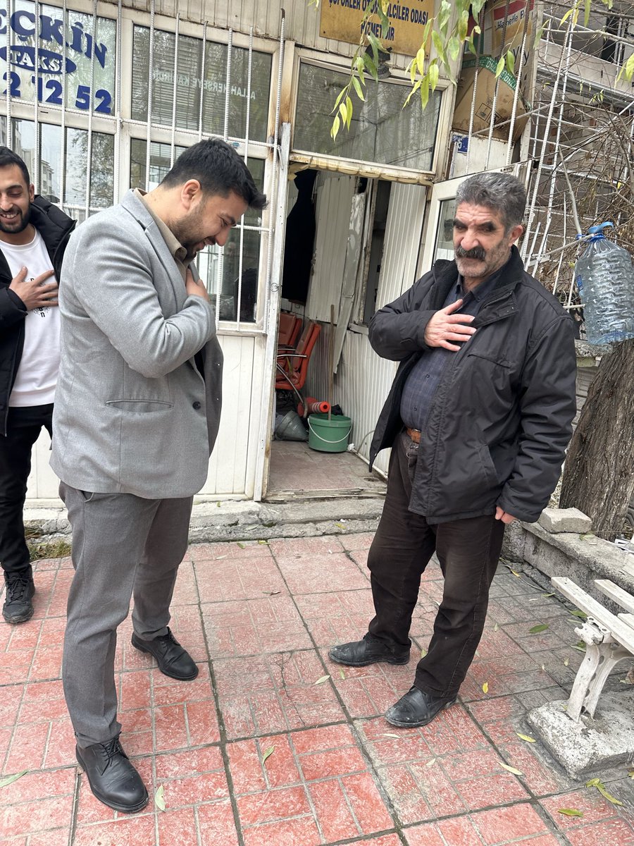 Van’da taksici esnafımızı ziyaret ettik, dertlerini yerinde dinledik.
Genel Başkanımız Ali Babacan’ın ÖTV + KDV muafiyetli TOGG taksi vaadini anlattık.
Artan ekonomik sıkıntıları, esnafa yüklenen ek vergileri, korsan taksi sorununu ve Van’a özgü mağduriyetleri yerel medya