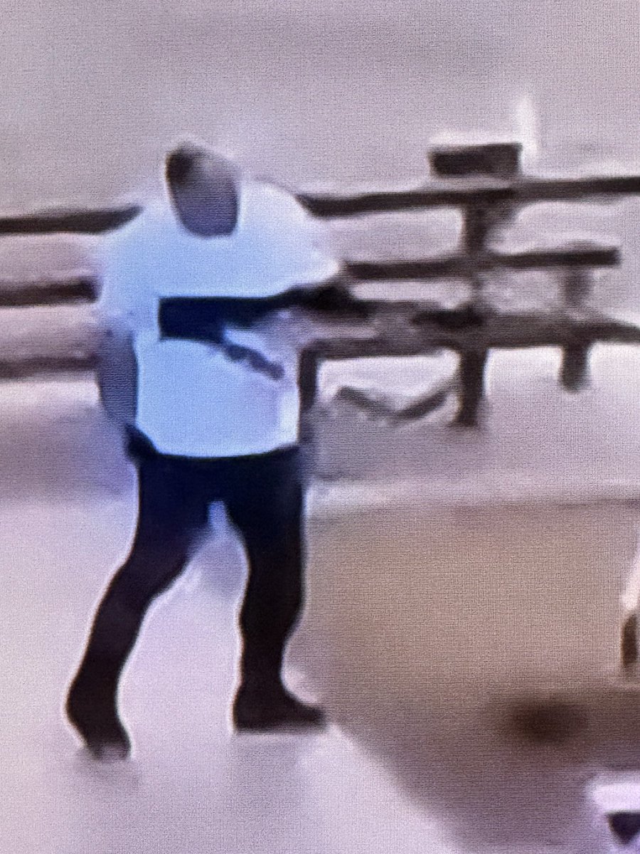 MishGeek's tweet photo. The bravery this man has shown to disarm one of the shooters is the Aussie way,  thank you hero 🙏🏻

This is what Australians do, we stand together against evil.
🇦🇺🇦🇺🇦🇺
#BondiShooting #bondibeach https://t.co/rCqwRMbcbD