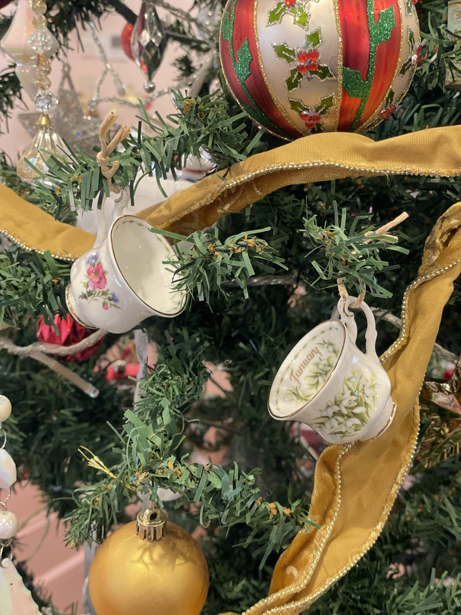 クリスマスツリーにロイヤルアルバートのミニチュアカップが飾ってあっ