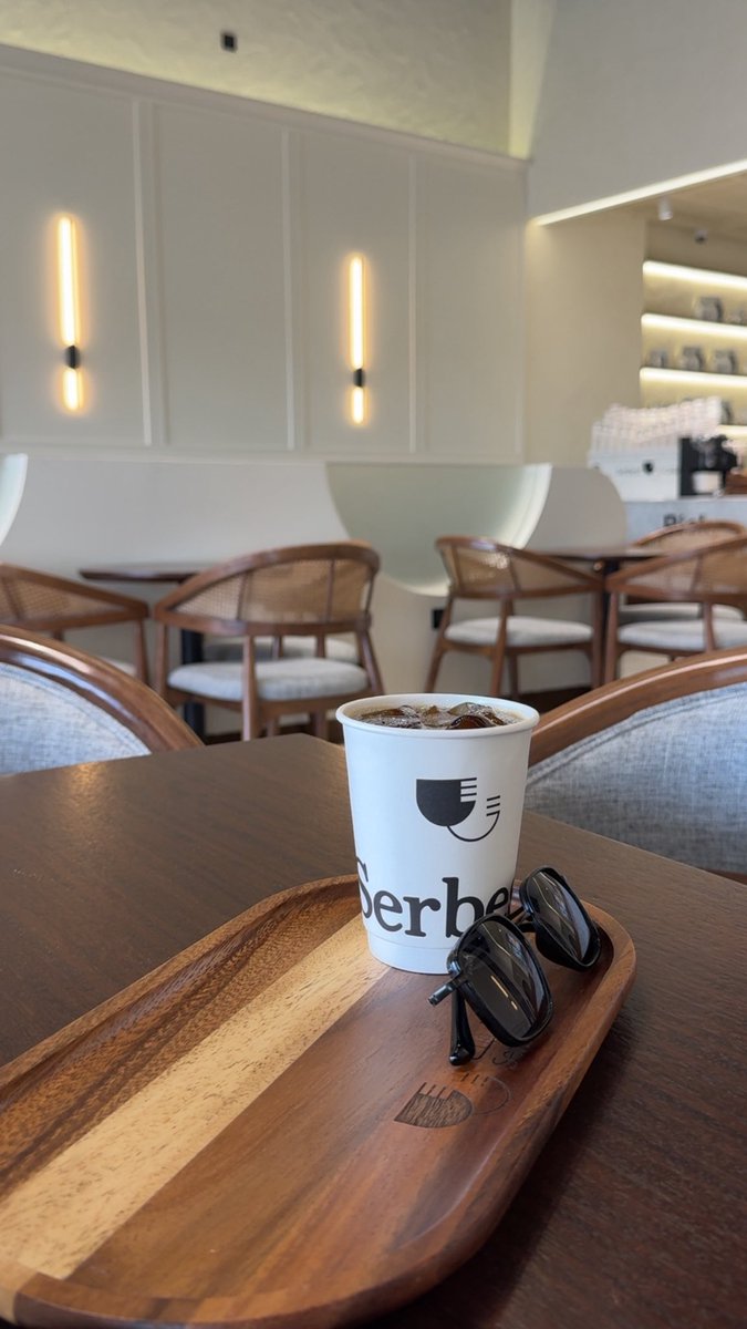 فِـي دَاخِـلي كَـومـة عَـتب 
واحسَاس فَـاقد للصَواب

مـن كُـثر هـفواتـه تِـعـب
قلبي تِعب والراس شَـاب 

و اللي عـن عيـوني ذهَـب 
مـاعـاد بـ  يفِـيد العتَـاب 

كِنت احسبه  للجَرح طب
والـمِشكله صَار  الـعذاب 
#شامخ