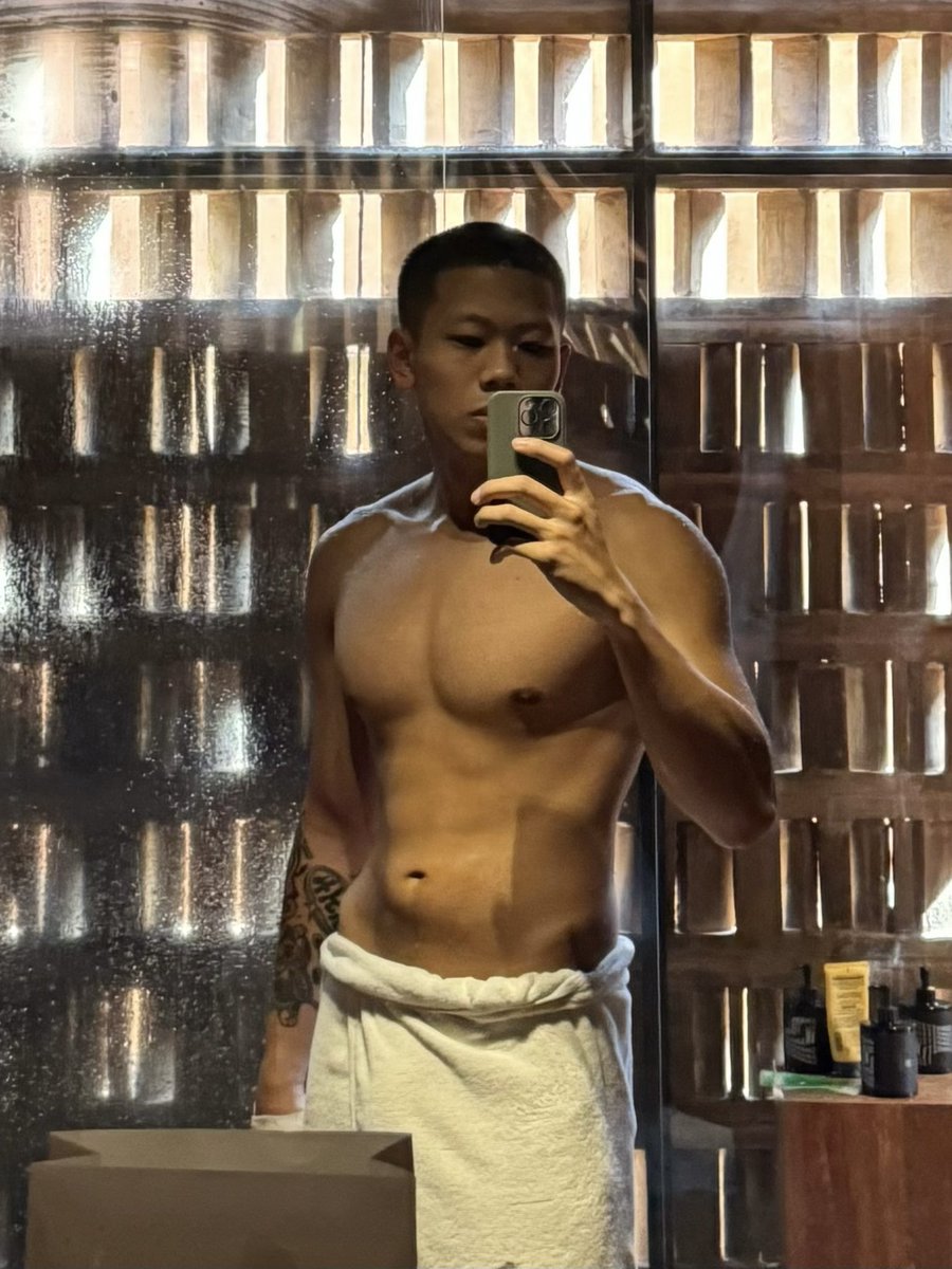 fudgehands's tweet image. Back when I fractured my hand 🙃