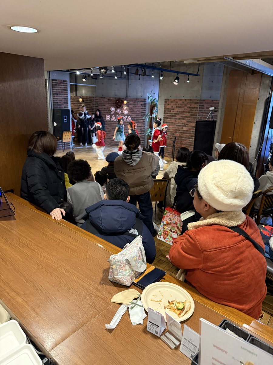 makoskitchen's tweet photo. サムファンクリスマス、悪天候になりかけの中足をお運びくださりありがとうございました。

ダンスもライブも盛り上がって楽しいイベントでした。

初のピッツァも割と好評だったのでまた946BANYA限定で（オーブンあるから）やりましょう。

関わってくださった皆さまありがとうございました。 https://t.co/JWKxiMT6HF