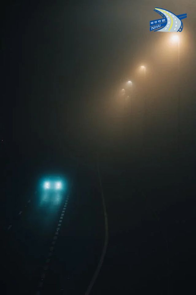 कोहरे में ड्राइविंग करते समय ध्यान रखें- 

👉गाड़ी की लाइट लो-बीम पर रखें,
👉फोग लाइट का उपयोग करें,
👉गाड़ी की स्पीड कम रखें,
👉आगे चल रहे वाहन से दूरी बनाए रखें,
👉ड्राइव करते समय मोबाइल का प्रयोग न करें। 
#NHAI #SafeDriving #WinterDrivingtips #RoadSafety