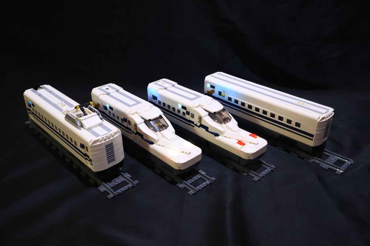 nnnk_lg's tweet photo. レゴトレイン「東海道・山陽新幹線」N700S　完成です。

レゴ純正LEDライトにより、前照灯・尾灯・種別表示(8か所)がひかります。
先頭車も難しかったけど特徴をつかめて🙆

馴染みの新幹線なので作れてよかった！🗻　#レゴトレ https://t.co/xKMG9i2pFu
