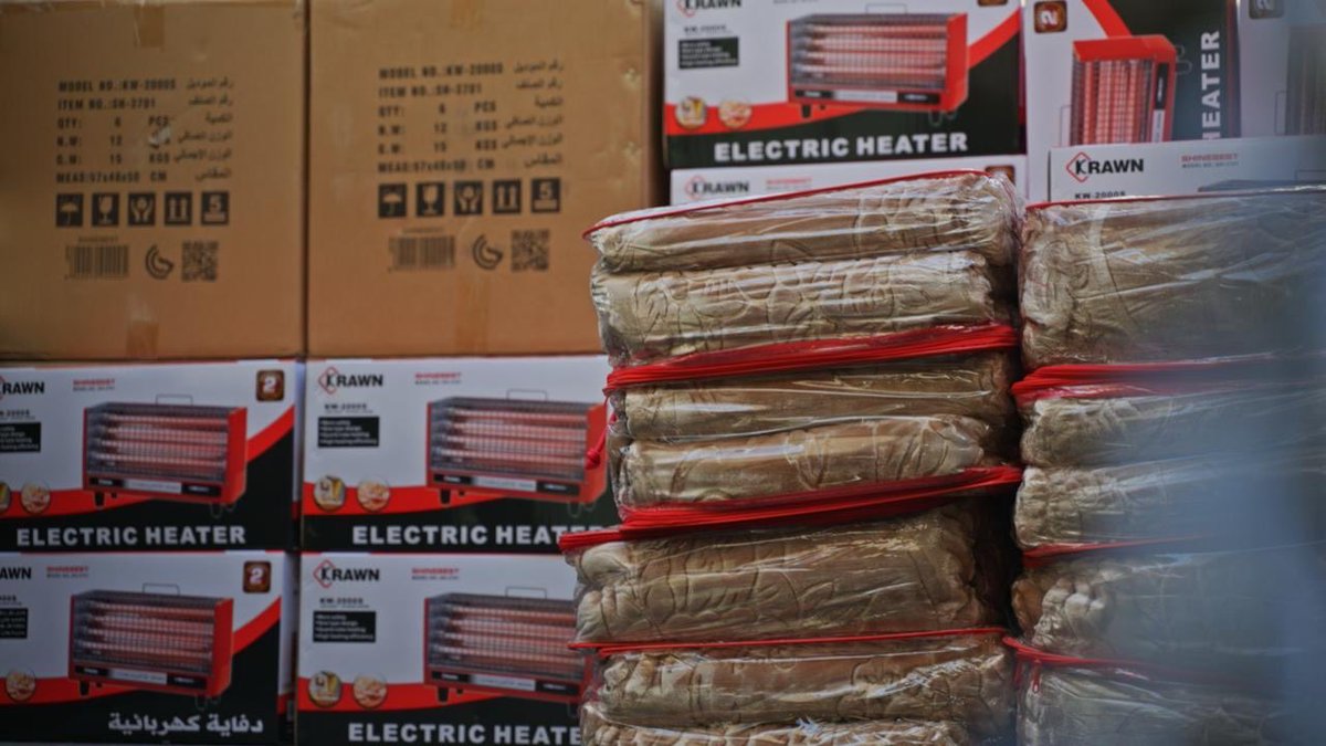 بتوجيه سمو #أمير_منطقة_تبوك الأمير #فهد_بن_سلطان_بن_عبدالعزيز 
وعلى نفقة سموه الخاصة .. توزيع معونة الشتاء في القرى والهجر والبادية والمحافظات لمواجهة تدني درجات الحرارة التي تمر بها المنطقة وتشمل المعونات على شاحنات محمله بالأرزاق والألبسة الشتوية واللحف والأغطية ووسائل التدفئة