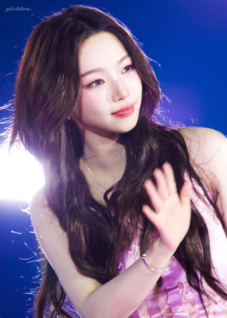 <a href="/Taemion/">TM.</a> <a href="/QPsCourrier/">QP Sub</a> Jilian tersenyum sambil mengangguk. “Karena acara inti masih akan dimulai nanti, sekarang waktunya kita 𝗯𝗿𝗲𝗮𝗸 dulu.” Ia mengedarkan pandangan ke seluruh ruangan. “Nikmati suasana, makanan, dan minuman. Sampai jumpa kembali pukul 𝟭𝟵.𝟬𝟬 𝗪𝗜𝗕.”