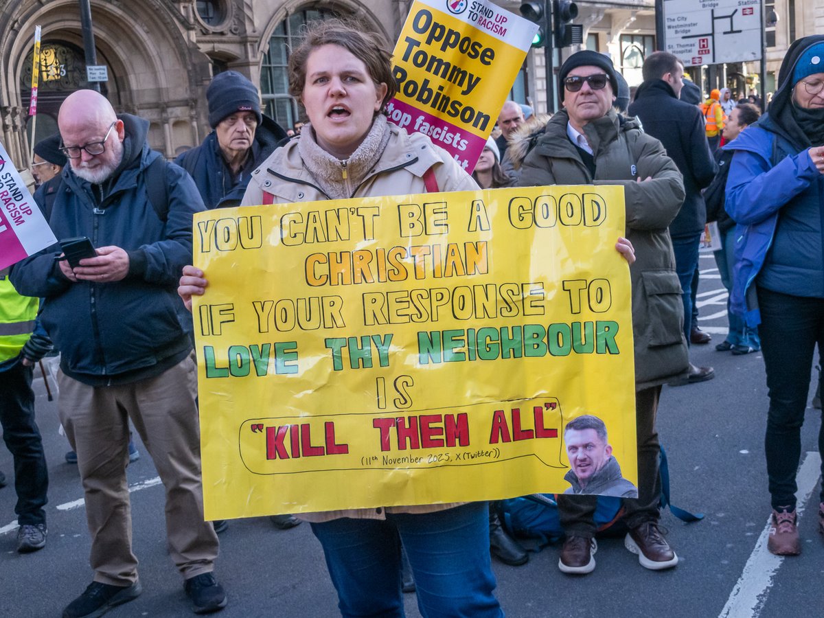 Anti-racist campaigners in Whitehall oppose Tommy Robinson and the extreme right supporters and remind us at Christmas that Jesus was a refugee we are a community of love against hate.
More pictures facebook.com/media/set/?set…