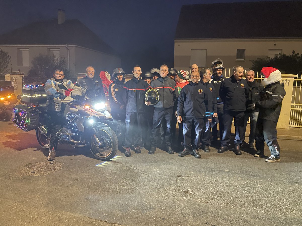 udsp89's tweet photo. Merci à l’EDSE, aux associations et aux particuliers pour la collecte de jouets à Villeblevin.
Bravo à La Maison du Père Noël, aux associations donatrices et aux pompiers locaux pour cette belle action solidaire à destination des enfants https://t.co/4sMVCjEV1w