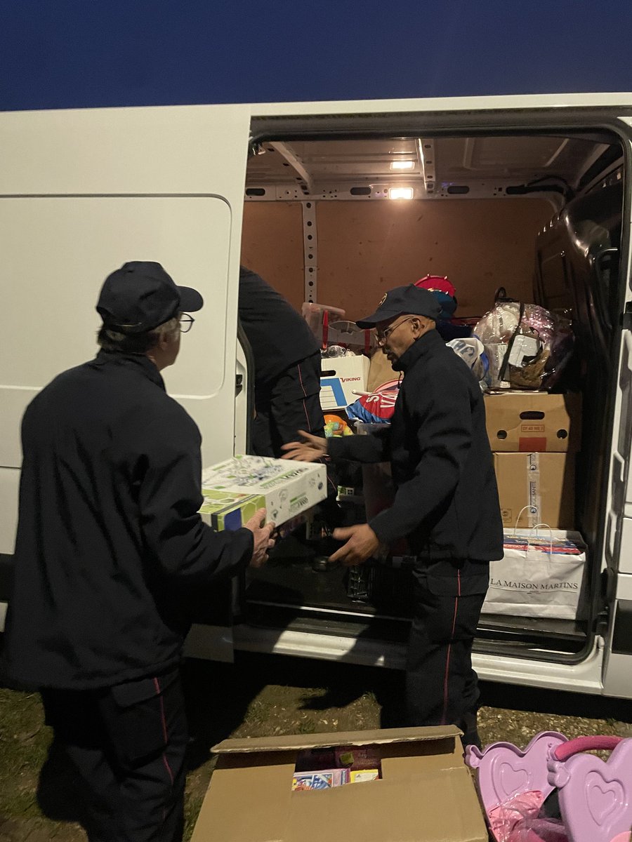 udsp89's tweet photo. Merci à l’EDSE, aux associations et aux particuliers pour la collecte de jouets à Villeblevin.
Bravo à La Maison du Père Noël, aux associations donatrices et aux pompiers locaux pour cette belle action solidaire à destination des enfants https://t.co/4sMVCjEV1w