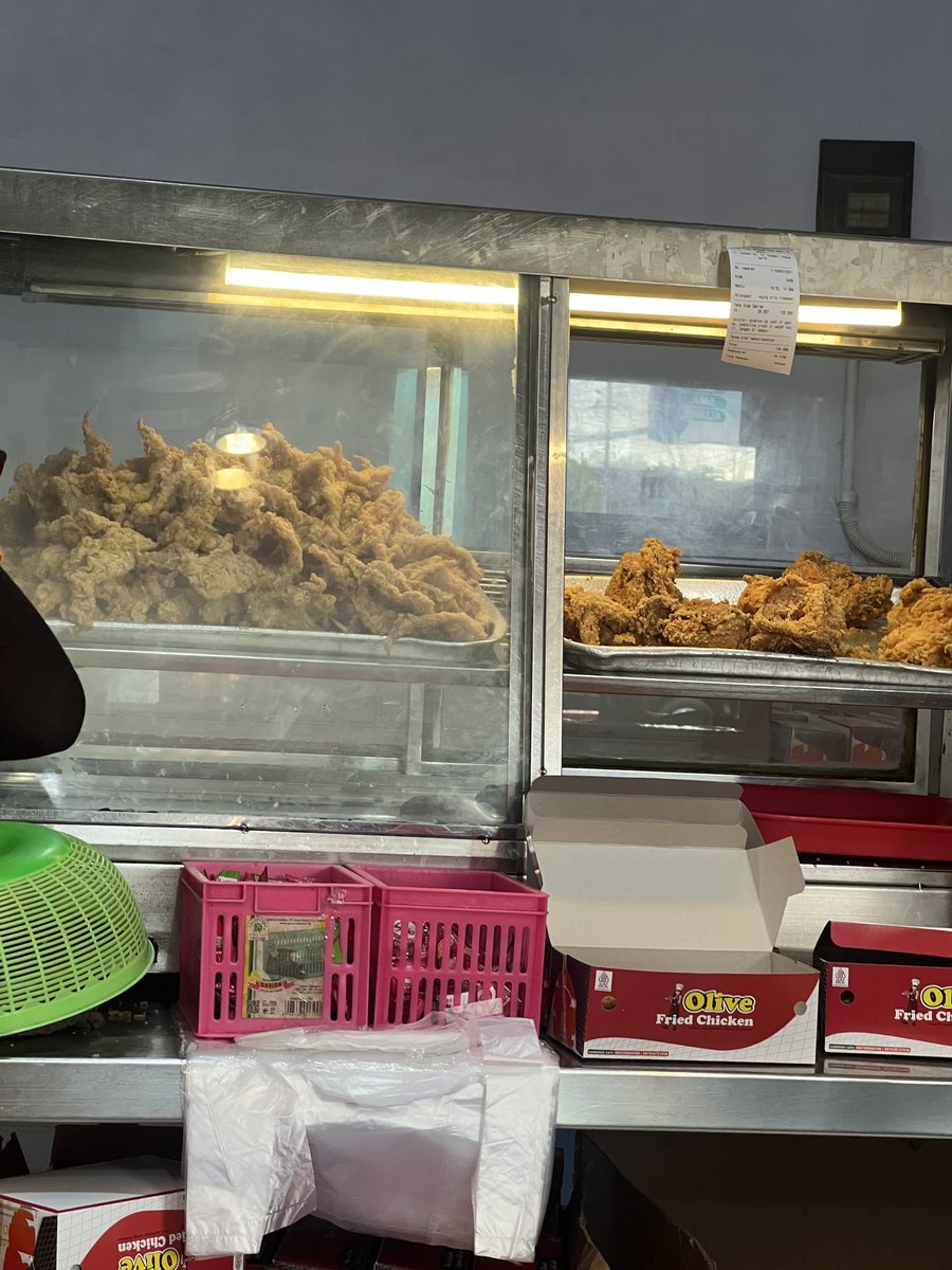 Baru tau di Olive ngGodean ada kulit gorengnya. Tapi sayang “tidak untuk dijual” 😅

Jadi per porsi dapat jatah 1 potong aja.