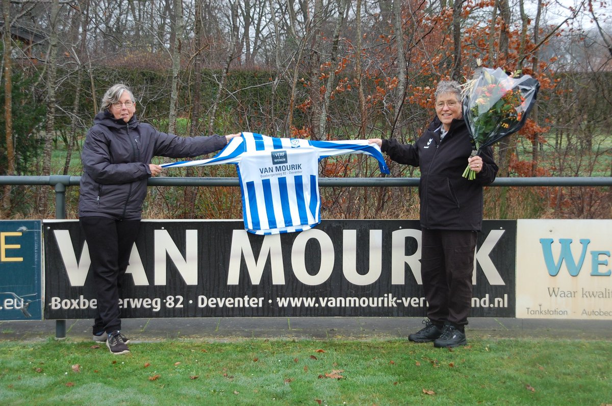 Ons 3e voetbalt weer in piekfijn nieuwe shirts, beschikbaar gesteld door Carla en Silvia, van Verf&amp;Wonen van Mourik Deventer. Namens spelers en club hartelijk dank! Behalve een hele goede sponsor zijn Carla en Silvia twee van onze trouwste supporters bij VVLettele !