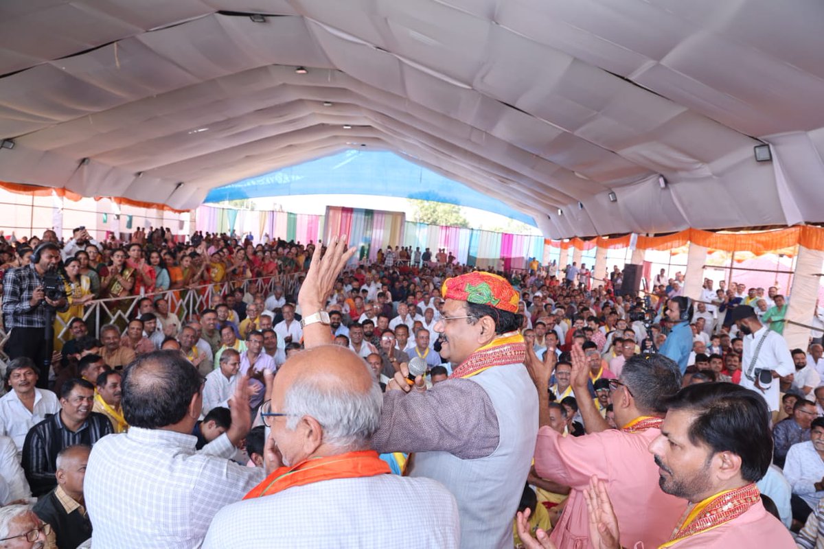 jitu_vaghani's tweet photo. જય શ્રી ગોપાલ 🙏

ભાવનગર ખાતે ૫.ભ. કંસારા વૈષ્ણવ ગો.વા. ચંદ્રકાન્તભાઈ પોપટલાલ માવાણી પરિવાર દ્વારા આયોજિત ધ્વજબંધ મહામંડપ મહોત્સવ મિલાપમાં ઉપસ્થિત રહી ધર્મ, સંસ્કાર અને પરંપરાના દિવ્ય મહોત્સવના સાક્ષી બનવાનું સૌભાગ્ય પ્રાપ્ત થયું.

આવા ધાર્મિક-સાંસ્કૃતિક કાર્યક્રમો સમાજમાં એકતા, સદભાવ અને આધ્યાત્મિક ચેતનાને વધુ સશક્ત બનાવે છે.

આ પાવન પ્રસંગે આયોજક માવાણી પરિવારની ભક્તિભાવના, સમર્પણ અને સમાજપ્રતિની નિષ્ઠા ખરેખર પ્રેરણાદાયક છે.