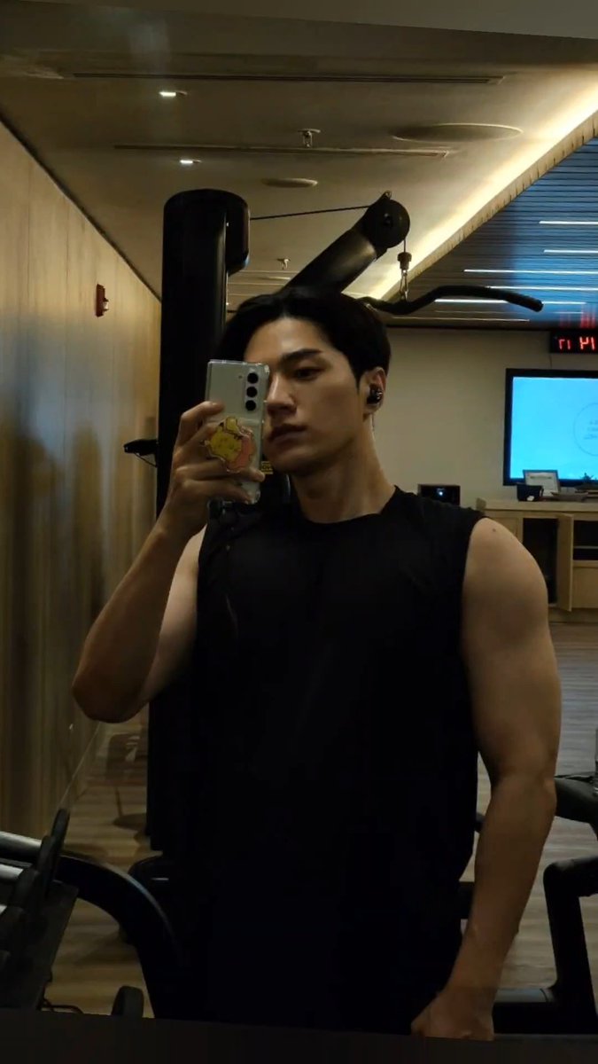 나는 ⬇️ 이 얼굴을 한 사람이
                이 몸을 가지고있다는게 가끔은 안믿김⬇️