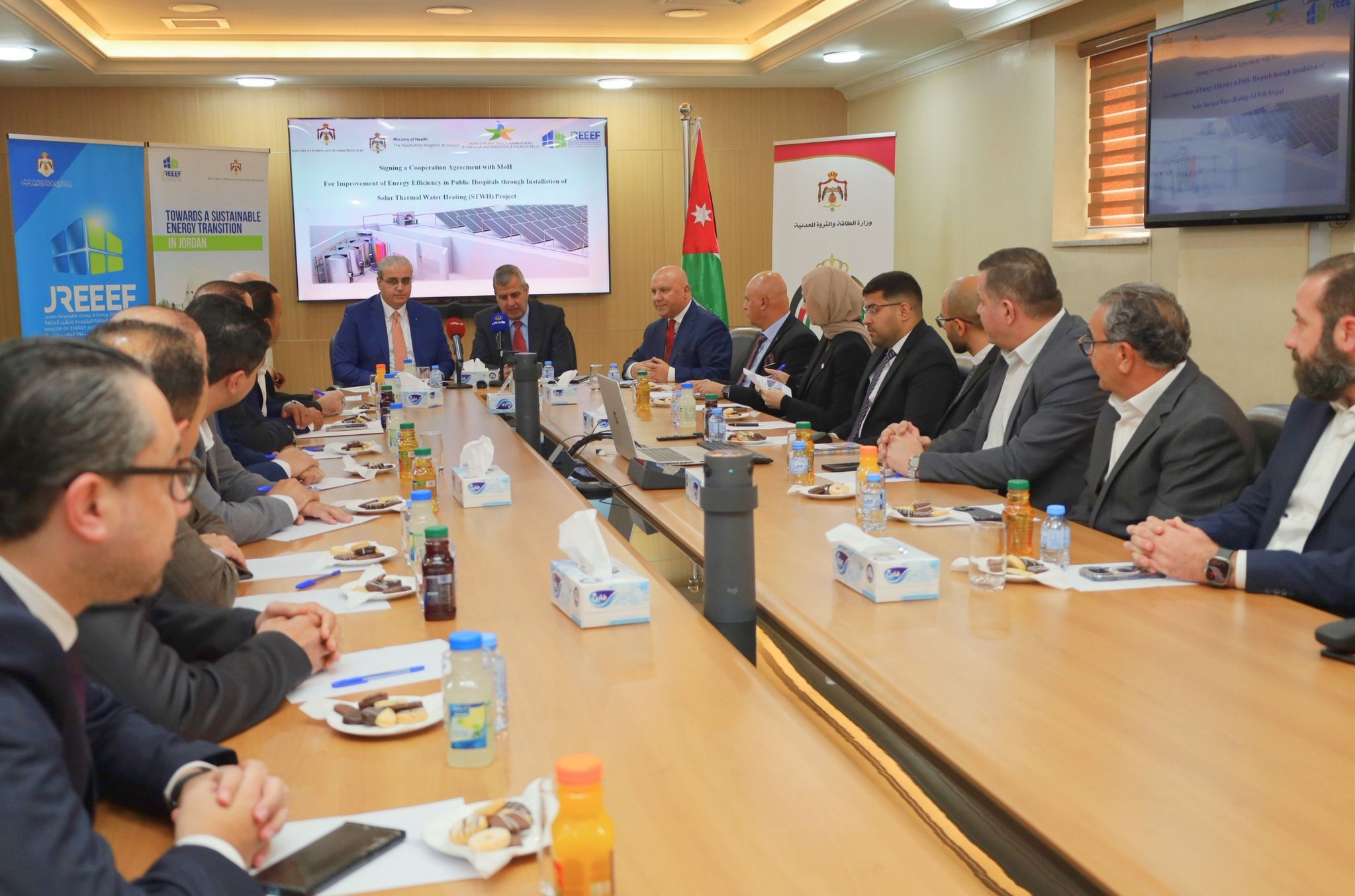 وزيرا الطاقة والثروة المعدنية الدكتور صالح الخرابشة ووزير الصحة الدكتور إبراهيم البدور يوقعان اتفاقية تنفيذية لمشروع أنظمة تسخين المياه بالطاقة الشمسية في 33 مستشفى حكومي #بترا 