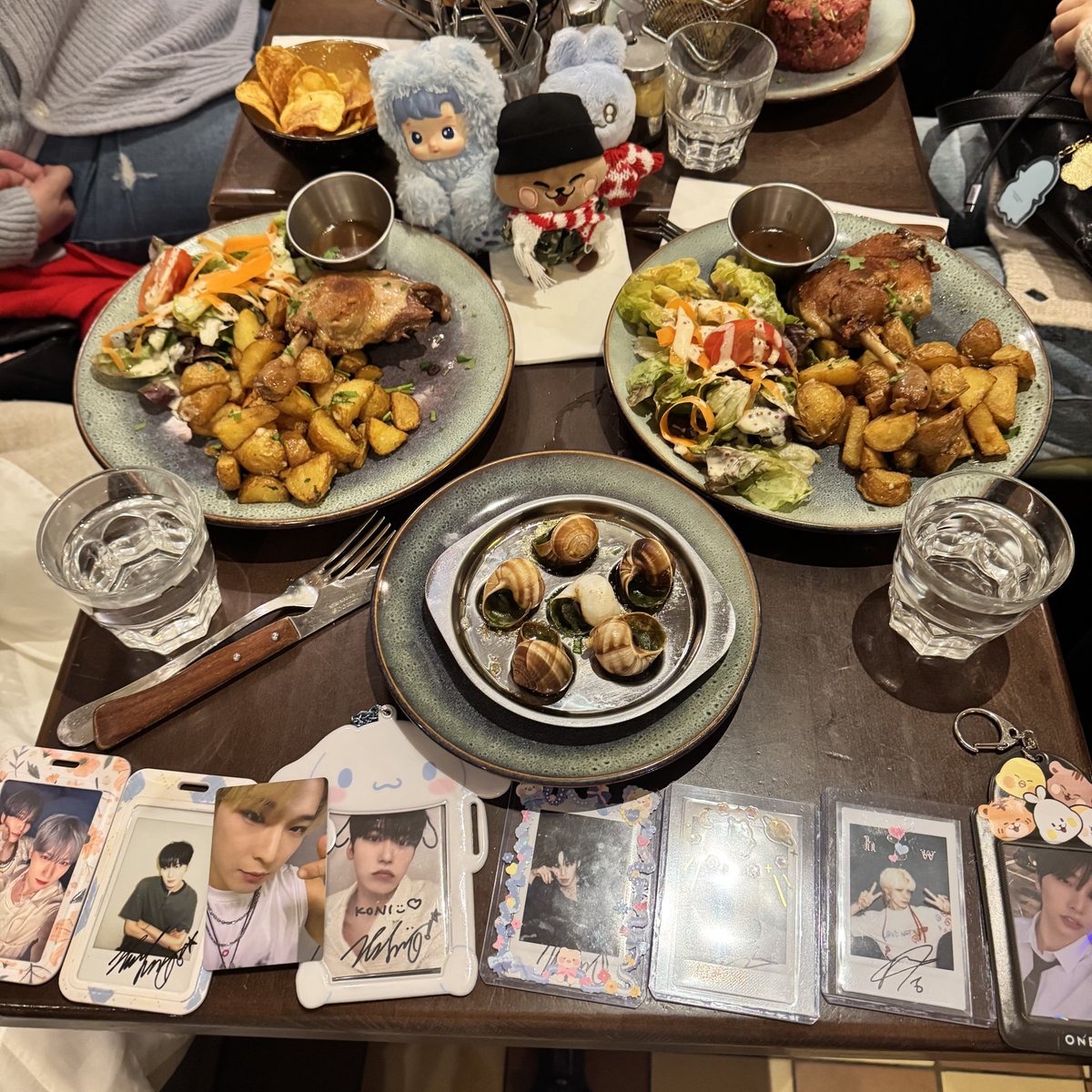 catbreadroll's tweet image. 아쉽게도 이번 유럽투어도 벌써 끝이네..!
friends from afar, friends from here, friends I haven't seen in a long time, and even some people who remembered me from years ago--as always, thank you for making the tour what it was 💗💗💗 
유럽에서 담에 또 보자