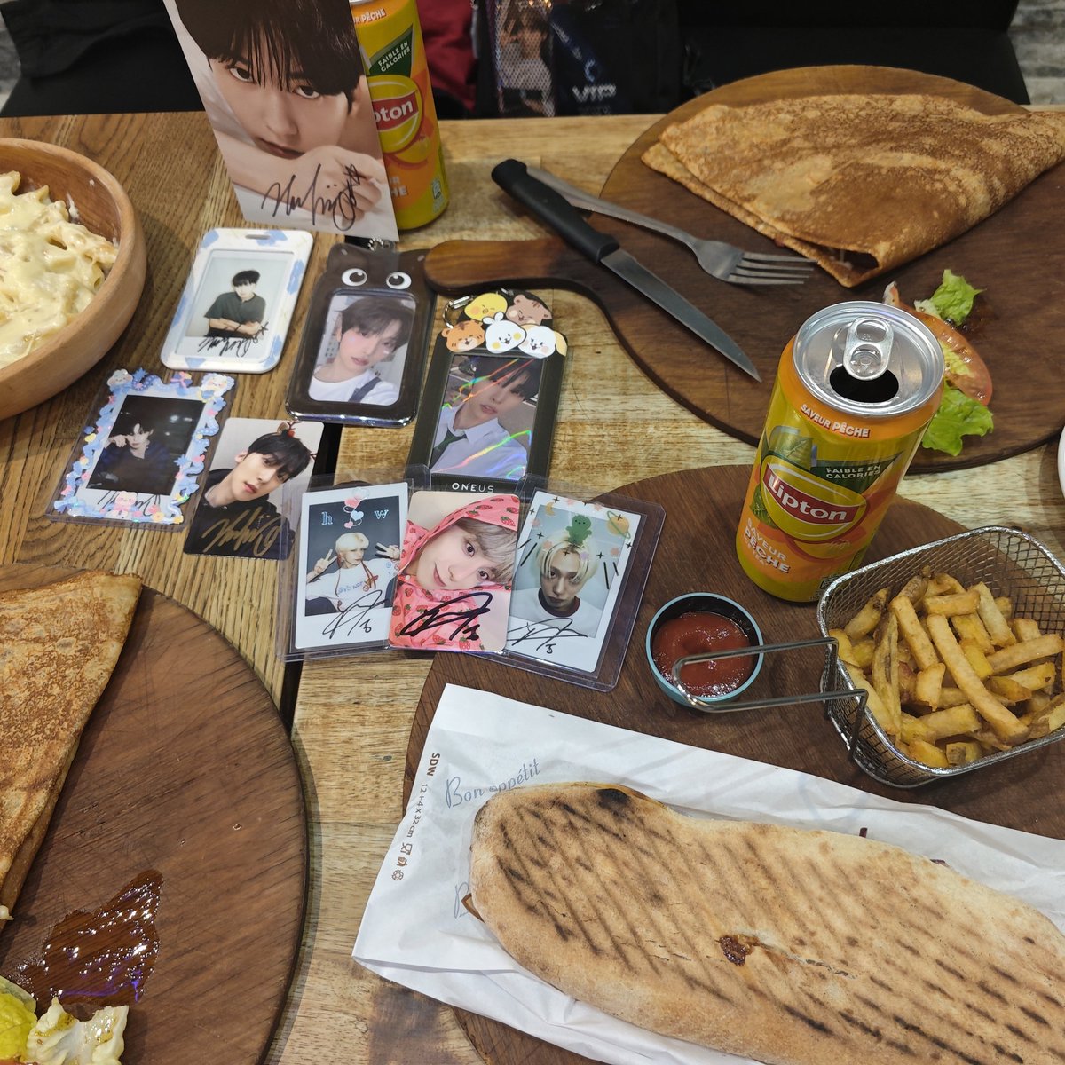 catbreadroll's tweet image. 아쉽게도 이번 유럽투어도 벌써 끝이네..!
friends from afar, friends from here, friends I haven't seen in a long time, and even some people who remembered me from years ago--as always, thank you for making the tour what it was 💗💗💗 
유럽에서 담에 또 보자