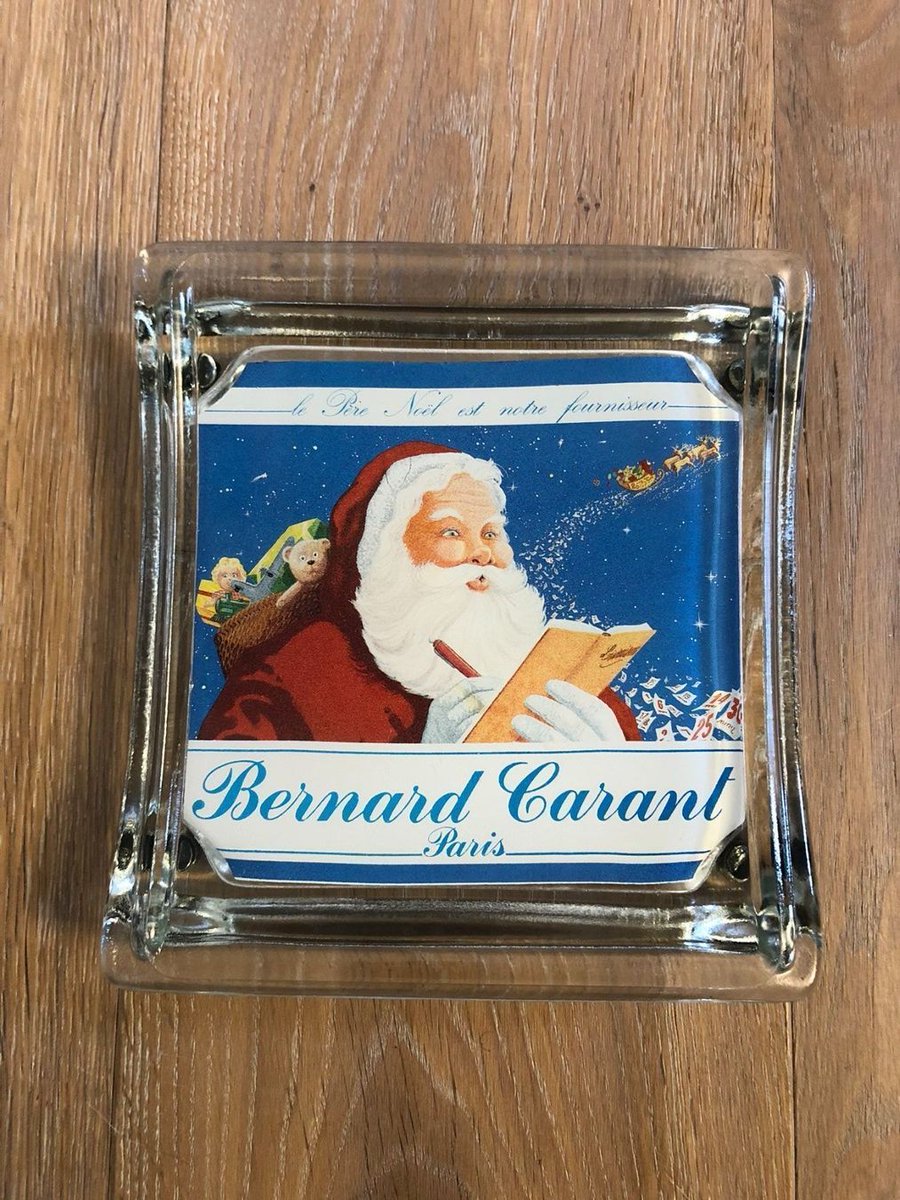 InstantVintage_'s tweet photo. En visite chez mon buraliste, je découvre qu'il n'a plus son joli ramasse-monnaie à l'ancienne sur le comptoir, mais une espèce de machine où il nous invite à déposer l'argent...

Avant : on posait la monnaie sur le petit plateau, un sourire complice s’échangeait naturellement, et une petite blague sur la météo ou la journée venait souvent égayer l’instant.

Aujourd’hui : on fourre mécaniquement billets et pièces dans l’automate froid et impersonnel, sans un regard, sans un mot, dans un silence presque glacial.

Le progrès ? Peut-être… 
Mais le lien humain, lui, s’efface. 🥀