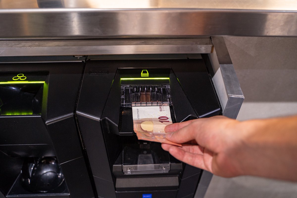 En visite chez mon buraliste, je découvre qu'il n'a plus son joli ramasse-monnaie à l'ancienne sur le comptoir, mais une espèce de machine où il nous invite à déposer l'argent...

Avant : on posait la monnaie sur le petit plateau, un sourire complice s’échangeait naturellement,