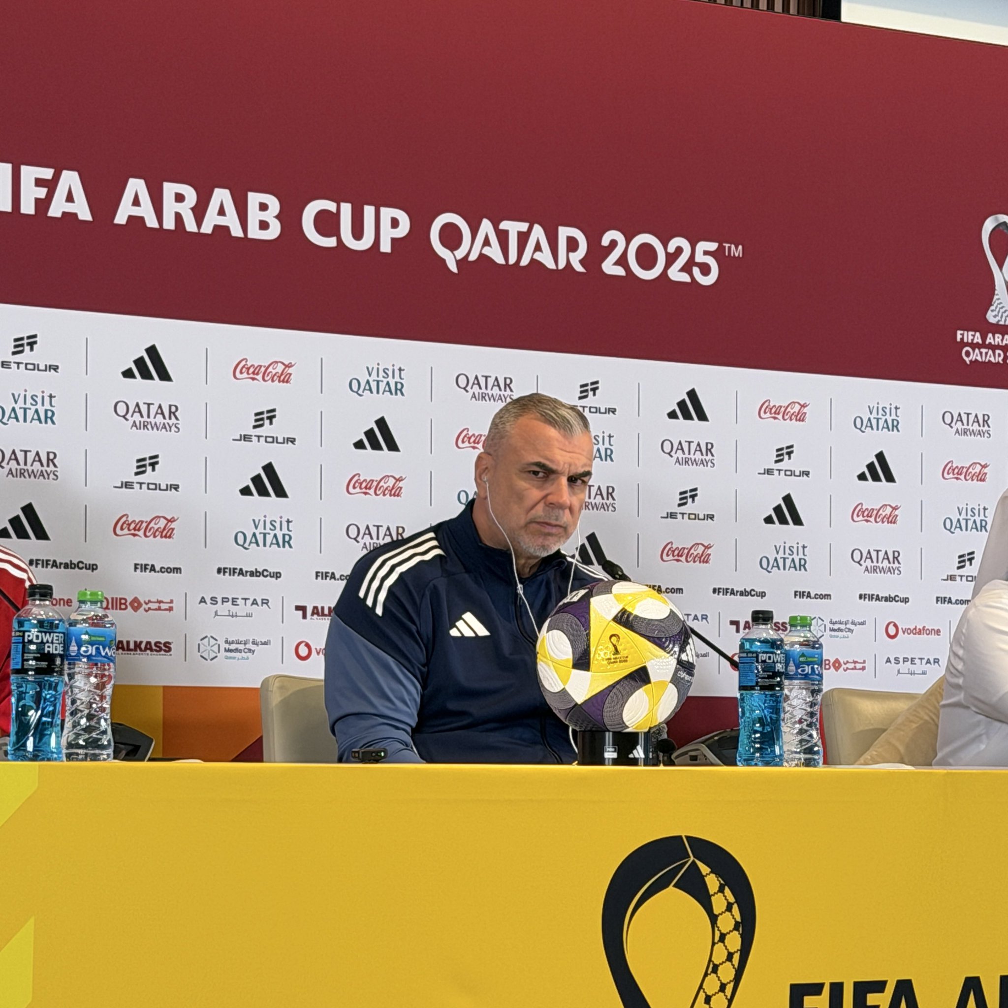 كوزمين أولاريو مدرب منتخب الإمارات في المؤتمر الصحافي: - إذا قارنّا طريقة لعبنا اليوم مع بداية هذه البطولة الوضع مختلف، لدينا بعض نقاط الضعف التي يجب أن نتجاوزها، والجماهير كذلك ساعدونا لقد كانوا يساندوننا بشكل كبير وحماسي. #المغرب_الإمارات 