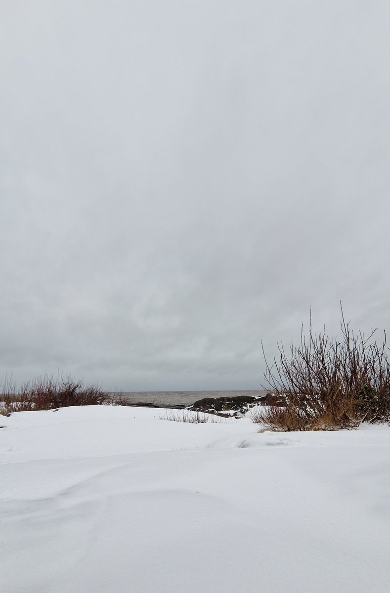 Ei näkynyt aurinkoa rannalla. 
Vettä satoi ja kylmä tuuli ajoi minut pois.