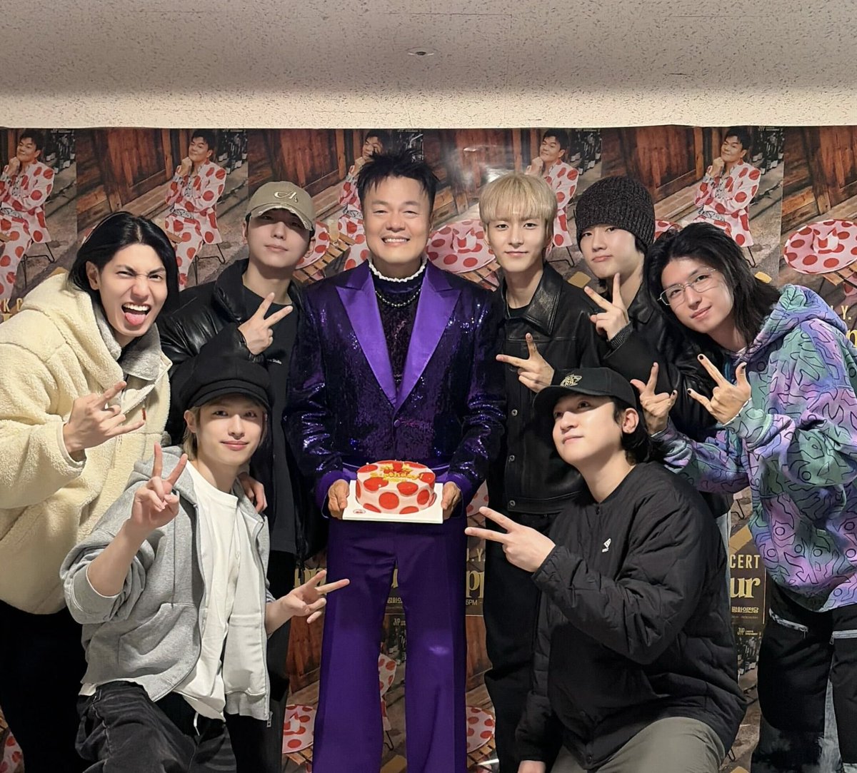 [ #DAY6_BEHIND ]

열정 가득🔥 
박진영 PD님 무대 보고왔어요🕺🎶

My Day 우리도 곧 만나요🎄

#DAY6 #데이식스
#성진 #SUNGJIN
#JYPark #박진영
#HappyHour