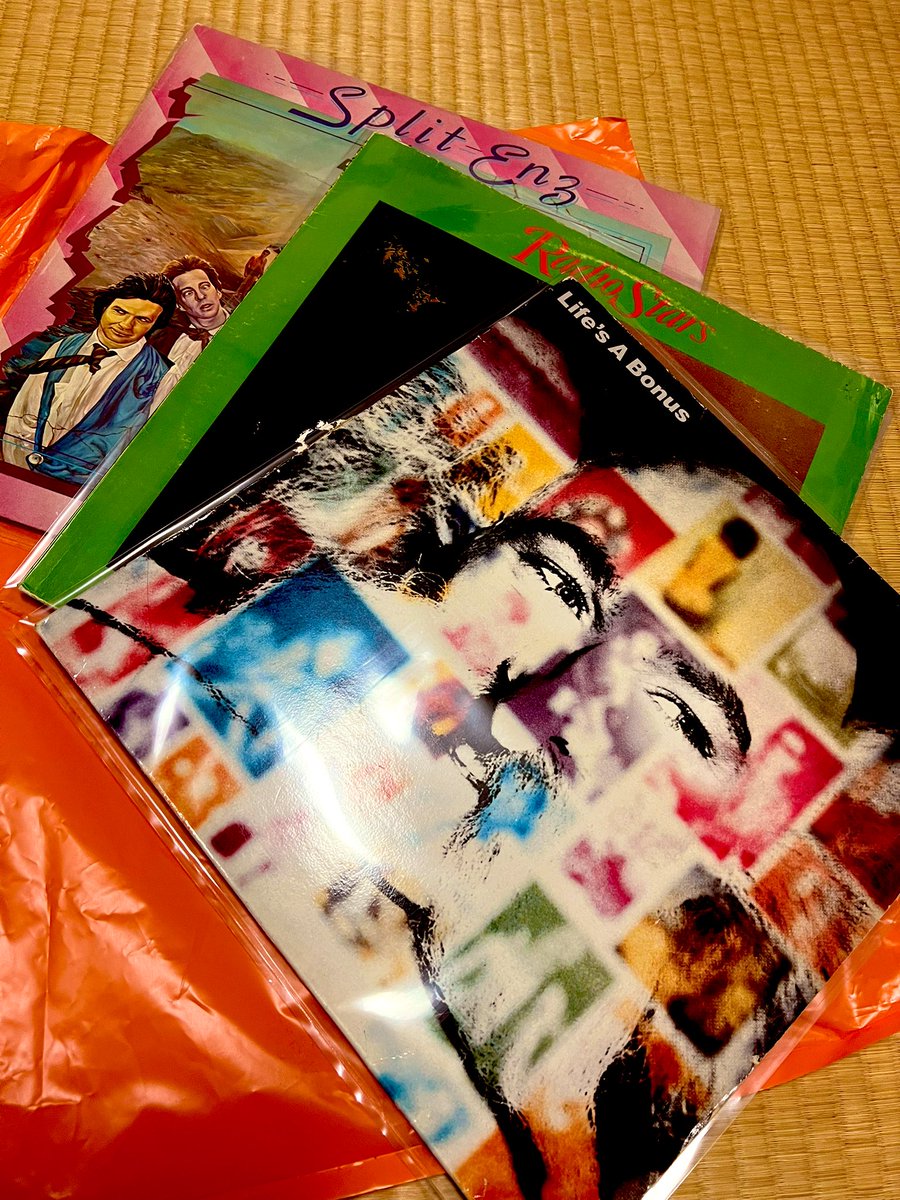 ライブ終わりに下北沢まで歩いて久々にレコードを買う。ずっと気になっ