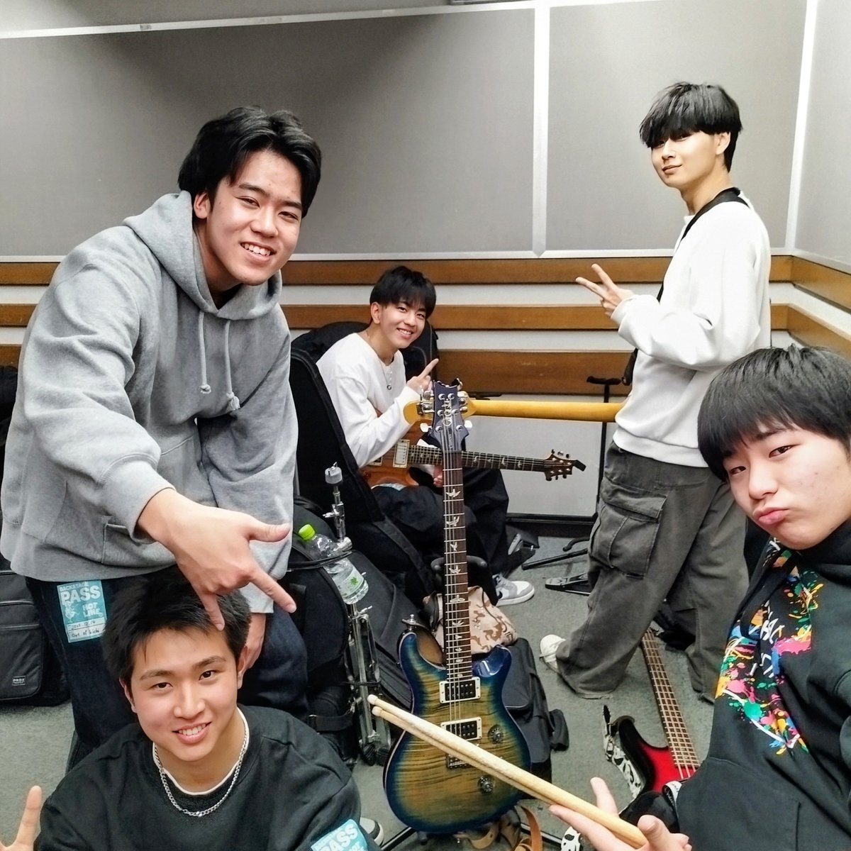 PapaMuming's tweet photo. 【#HOTLINE 2025-2026】  学生企画特別版 "school fest. vol.2"  　#島村楽器郡山アティ店 で観覧🎸    県内の #学生バンド や #高校生バンド の熱い演奏🔥
 #TRUEZERO 今日もカチッといい音出してた。後輩たちや出演バンドみなさん、皆カッコいい!
#音楽 と共にある青春 ♪青春の　#キリトリセカイ😃 https://t.co/cWosHLf957