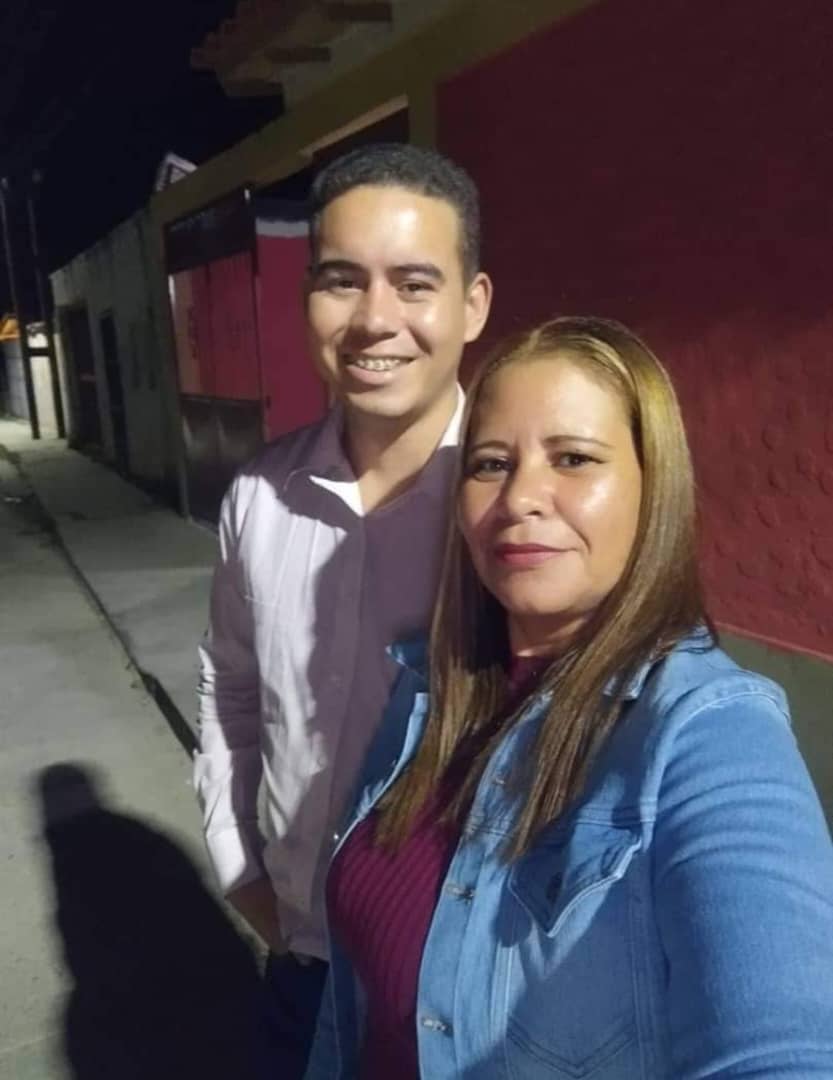 MarytaLeon's tweet image. A Kennia Jiménez, la mamá de Kennedy Tejeda, yo en particular le debo la lección de valentía y entereza que me ha dado todos estos meses. Su resistencia, sí, es muy impresionante. 
Ni ella, ni ninguna otra madre venezolana, merece la crueldad de otra Navidad con su hijo en la…