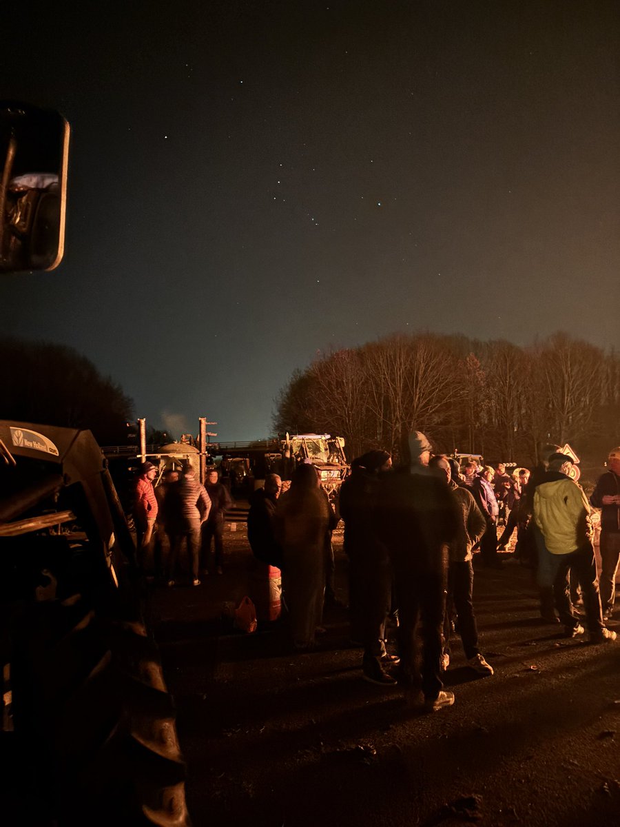🚜 Hier soir, j’étais aux côtés des agriculteurs, à bout de souffle face aux abattages massifs des troupeaux. 
Ils pourront toujours compter sur le soutien Rassemblement National dans leurs combats.