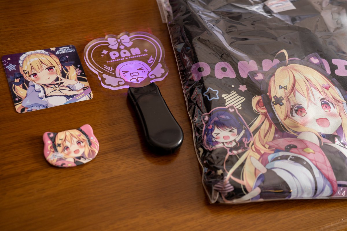 lossa_MK2's tweet photo. @panno_mimi 改めまして、ファンミお疲れ様でした！
こうやって見ると、グッズラインナップがライブの物販みたいです〜
いつでもあの日の思い出に浸れちゃいますね✨
ぱんちゃんのカッコかわいい衣装、大好きです...！ https://t.co/onNFDS85H6