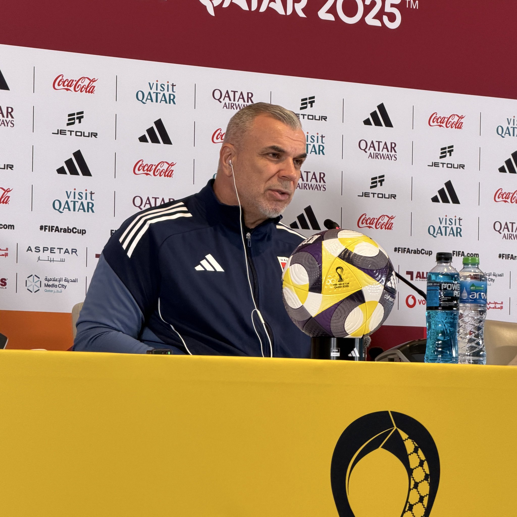 كوزمين أولاريو مدرب منتخب الإمارات في المؤتمر الصحافي: - عندما يكون لديك يوم راحة إضافي يشكل عاملا مهما، أن نلعب لوقت إضافي ونخسر بعض اللاعبين بسبب الجهد البدني يتطلب جهدًا كبيراً، أيضاً هناك أخطاء من الحكام كان لدينا ركلة جزاء لم تحتسب وربما تجنبنا لعب 30 دقيقة إضافية. #المغرب_الإمارات 