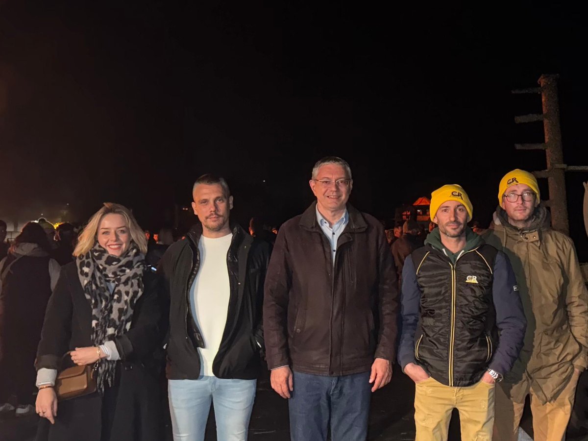 Cresson_Ni's tweet photo. Hier, aux côtés de nos agriculteurs sur le point de blocage de l’A64.
La dermatose bovine, c’est la goutte d’eau qui fait déborder le vase.
Ils n’en peuvent plus. Sur les abattages, un allègement des procédures est indispensable.