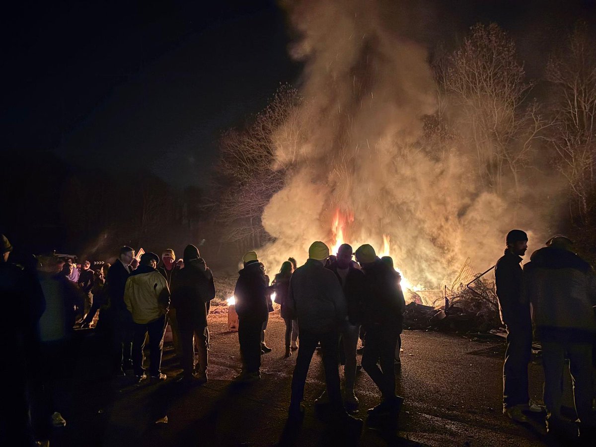 Hier, aux côtés de nos agriculteurs sur le point de blocage de l’A64.
La dermatose bovine, c’est la goutte d’eau qui fait déborder le vase.
Ils n’en peuvent plus. Sur les abattages, un allègement des procédures est indispensable.