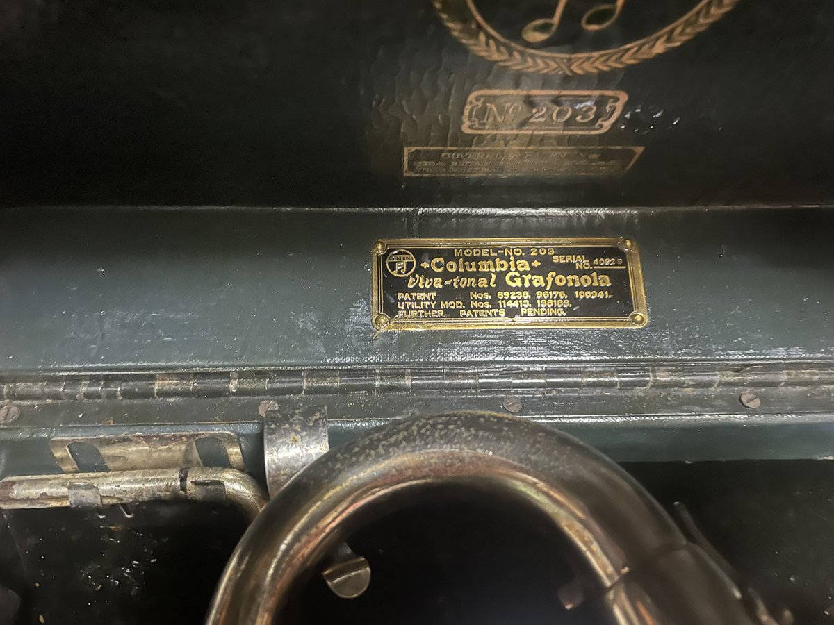 家に帰って骨董品と遊んでいます。 蓄音機ですね！ポータブルです。