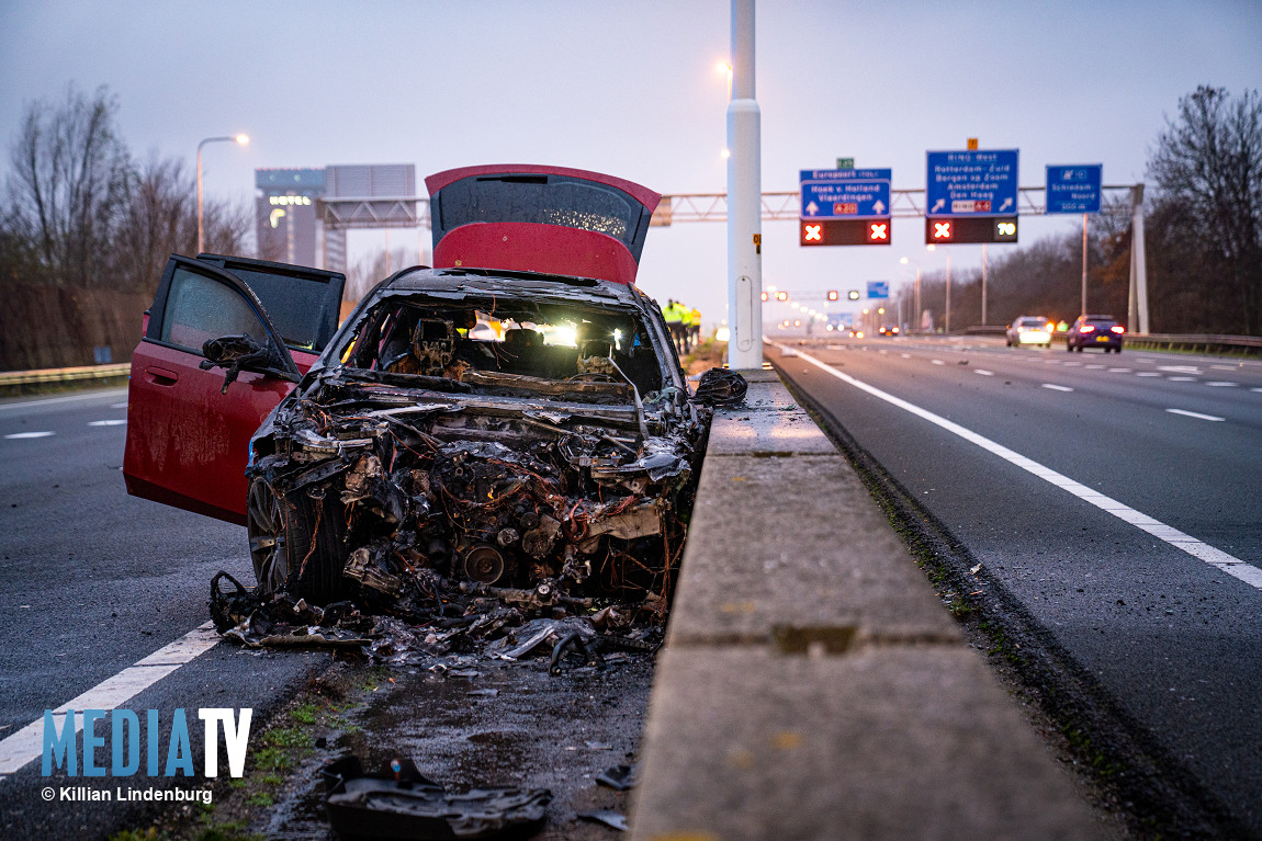 Auto crasht en vat vlam op de A20 bij Schiedam