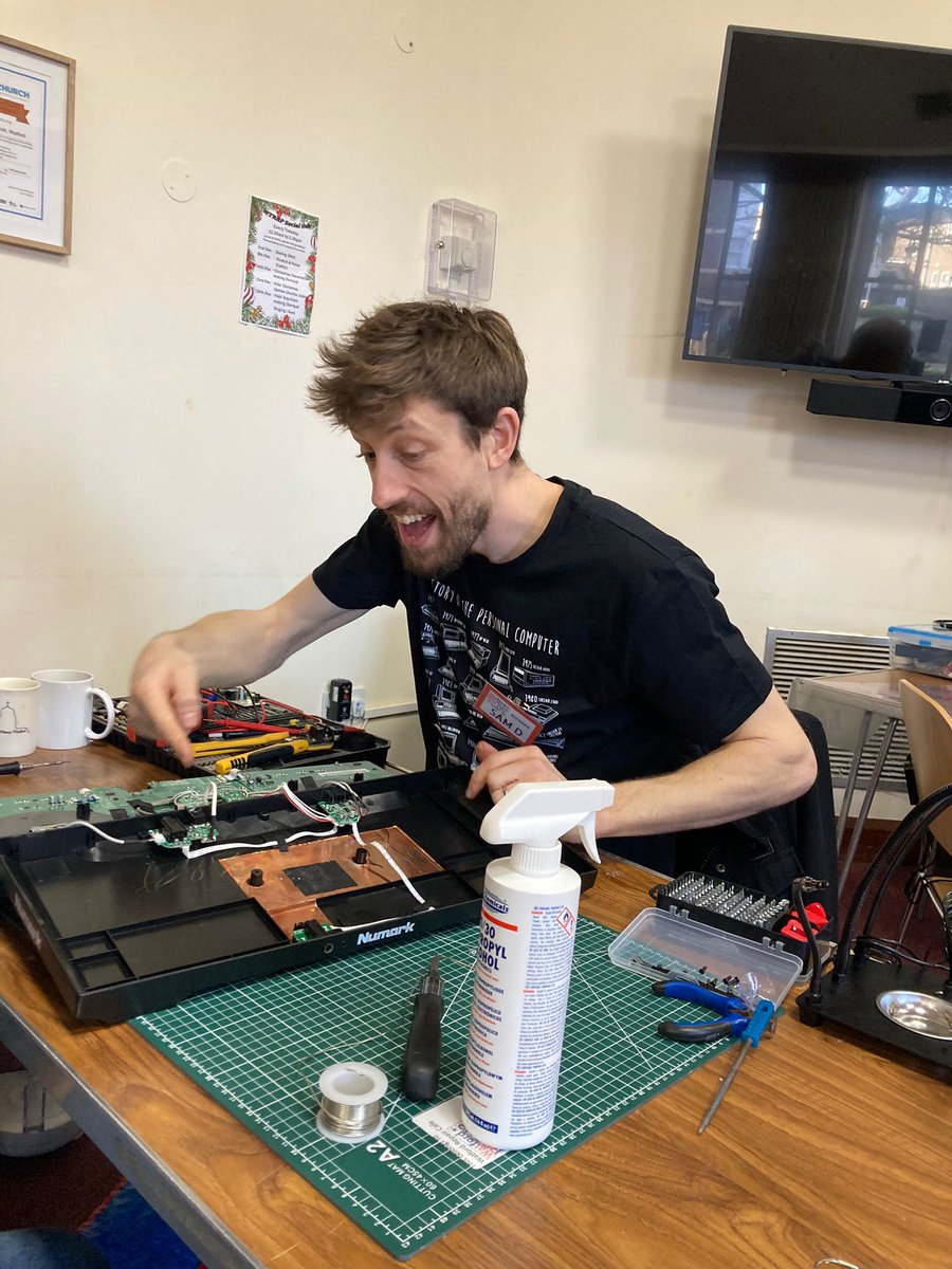 WatfdRepairCafe's tweet photo. Another fantastic repair cafe yesterday, with plenty of festive spirit! 🎄✨Approximately 40 items repaired or advice given.
@watfordrotary @WatfordCouncil @WatfordLottery 
#repaircafe https://t.co/PGBxhMdU15