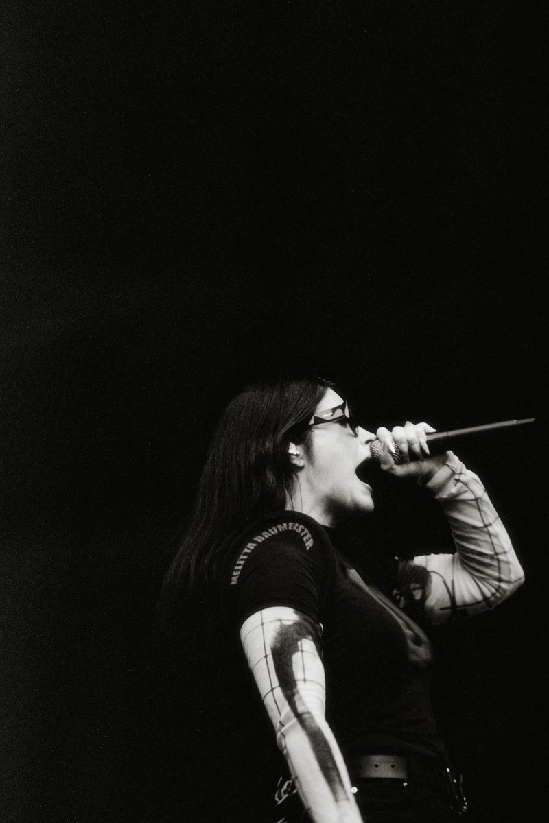 underthefeather's tweet photo. Really enjoyed seeing @spiritboxband live for the first time earlier this year — absolutely blown away by Courtney's voice!

Shot from the audience with my compact zoom.

#shotfromthecrowd #gigphotography #musicphotography #spiritbox #courtneylaplante #wembleystadium #london https://t.co/kZ97wWKy7t