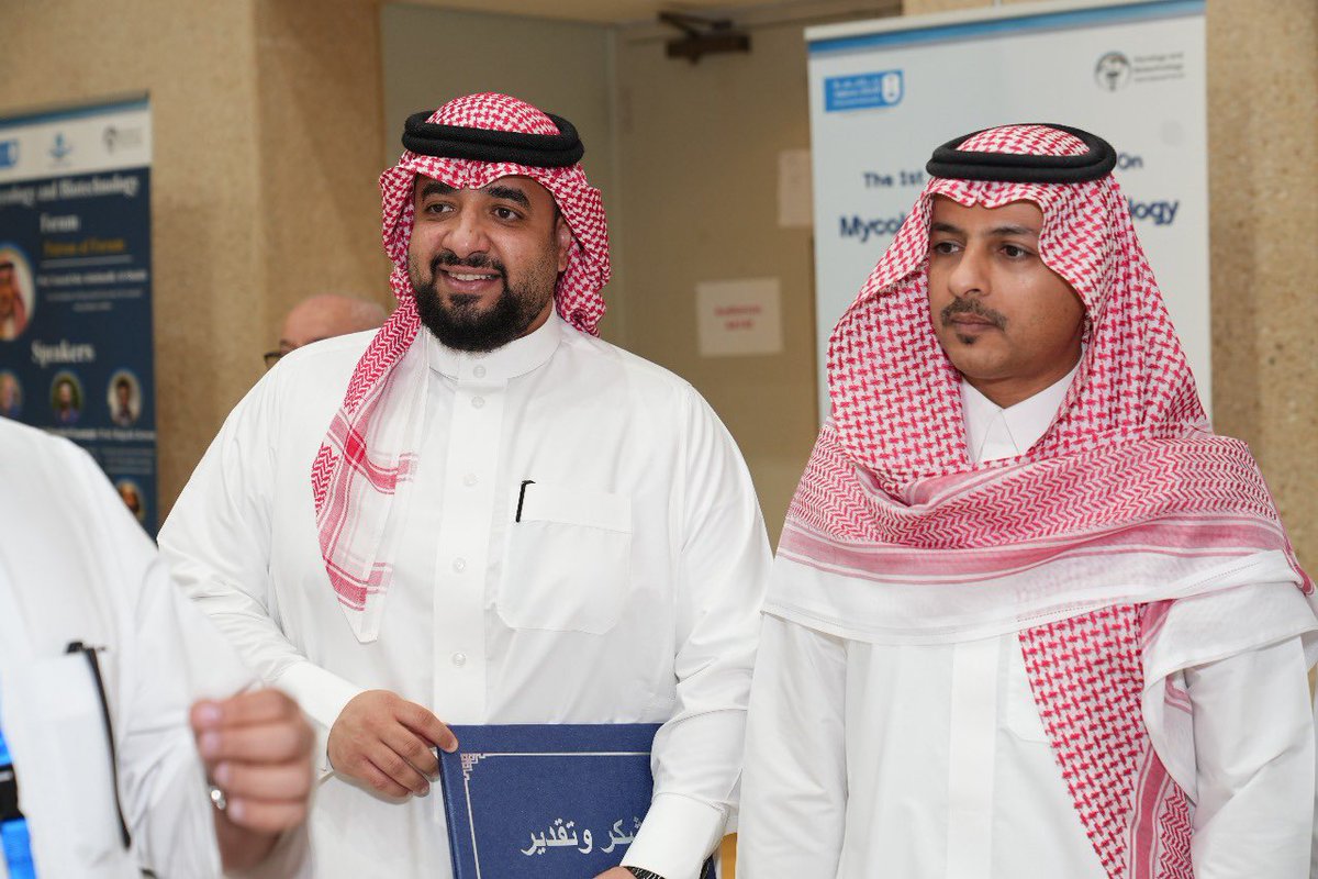 كرّم سعادة نائب رئيس الجامعة أ.د. ناصر الداغري <a href="/NDaghri/">Dr. Nasser Al Daghri</a> ..
وسعادة عميد كلية العلوم أ.د. زيد العثمان <a href="/CSCIENCE_KSU/">كلية العلوم-جامعة الملك سعود</a> ..
طالبنا عبدالله الحمضاوي <a href="/__x1c/">Abdullah💙</a> ..
بمناسبة حصوله على المركز الثالث 🥉 في مشاريع التخرج بقسم الكيمياء <a href="/Ksu_Chem_Dept/">قسم الكيمياء - كلية العلوم</a> ..
شكرًا لهم على هذا الدعم والتشجيع ..