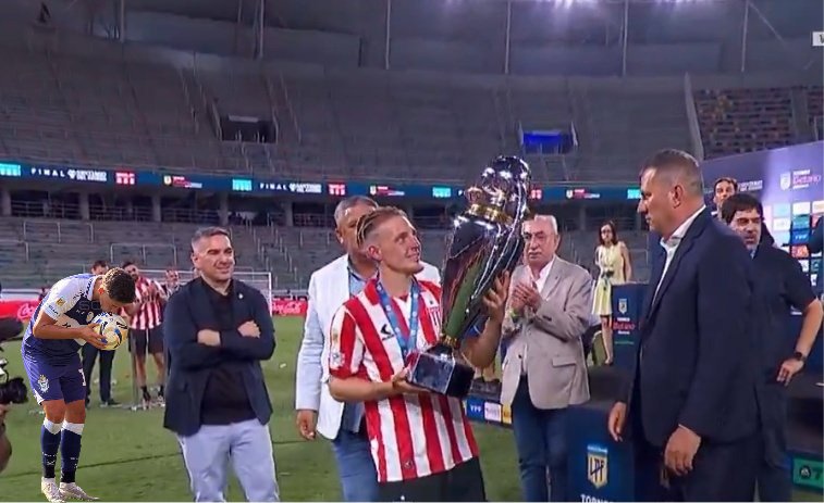 A ustedes les pasó desapercibido, pero vieron quién estaba atrás de Maxi Levy cuando le daban la Copa al Ruso?