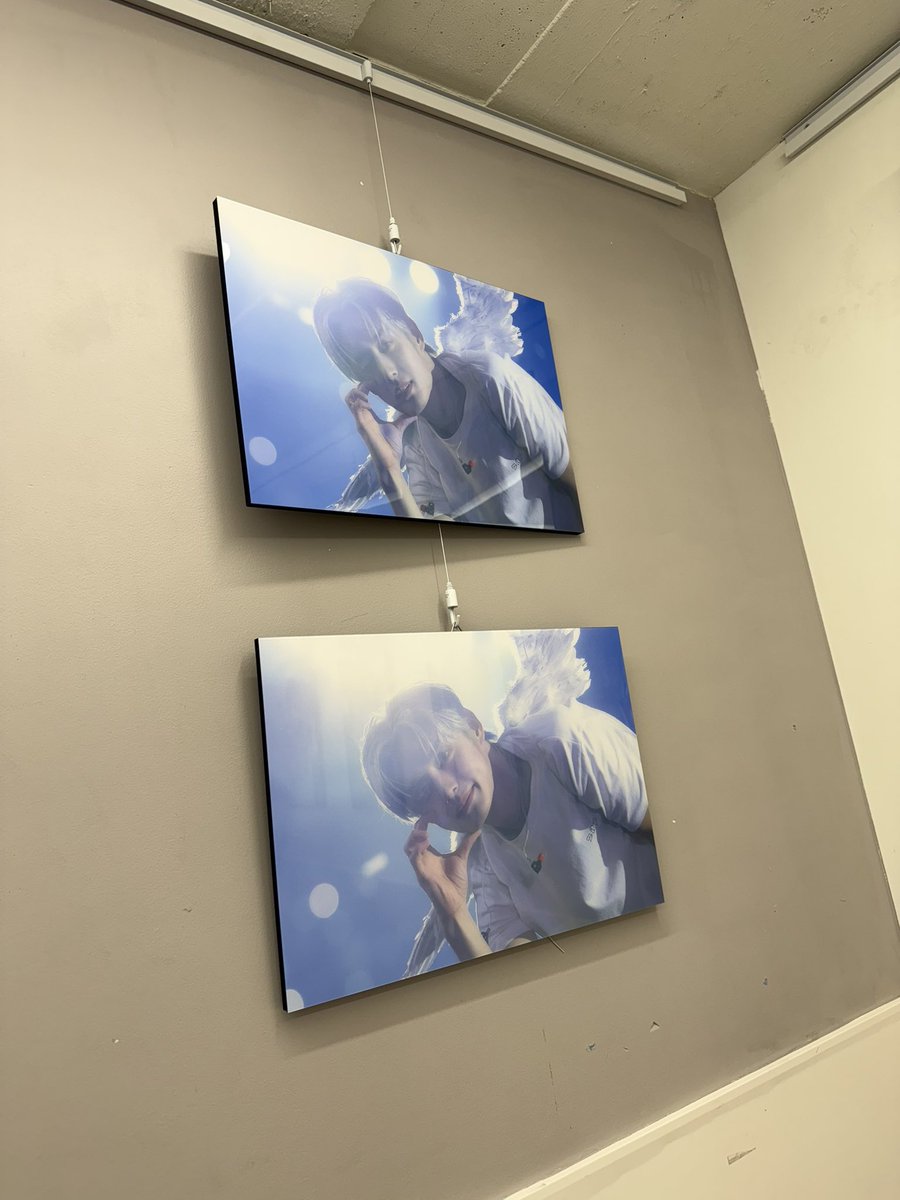 📍갤러리카페 모임
 이곳 생카는 정말 가고싶었던 곳 중 하나인곳!! 지웅이 액자들이 겨울느낌 낭낭한..🤍
친구가 럭드로 액자 뽑았는데 제가 제일 좋아하는 액자라 너무 행복해요🥰❤️

#함께_써나갈_우리의_이야기
#終わらない物語