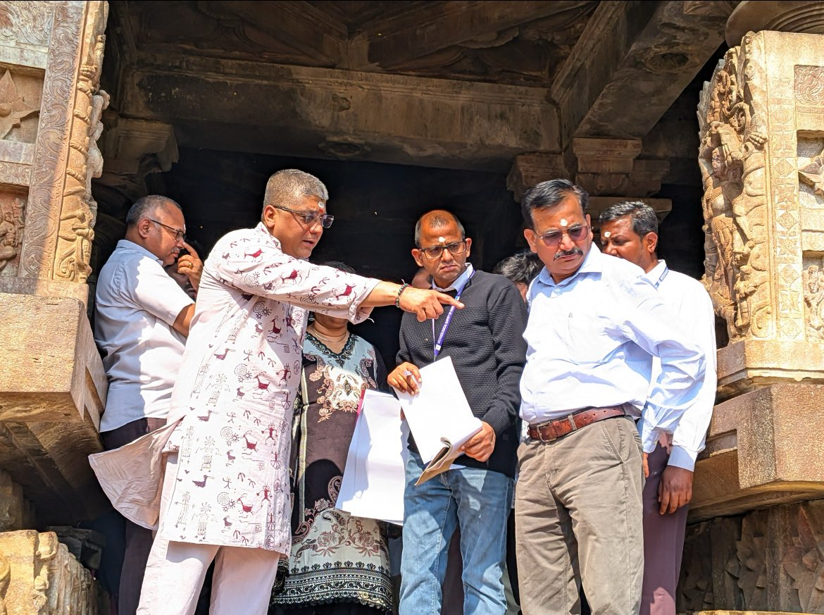 VishalVSharma7's tweet photo. After the end of the 20COM/ICH, inspected conservation work by the @ASIGoI at the @UNESCO World Heritage Site, #Rudreshwara #Ramappa Temple” in the Mulugu district of Telangana state. 🇮🇳 🇺🇳 https://t.co/SVYyns1m6U