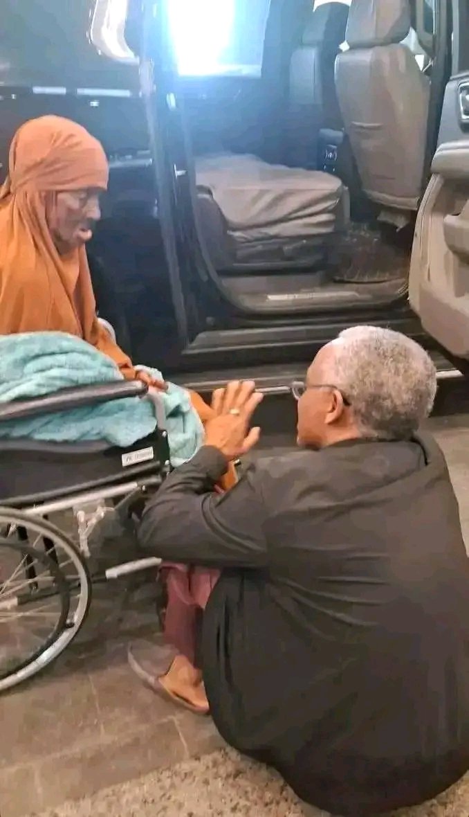 Engr_imran_mk's tweet photo. ALLAH SARKI: How former Kaduna State Governor Nasiru El-Rufai shows love for his mother. What prayers do you wish for him?
#NasiruElRufai #Kaduna #FamilyLove #Respect #PrayersForParents #Motherhood #Nigeria https://t.co/7MOSJ7sFby