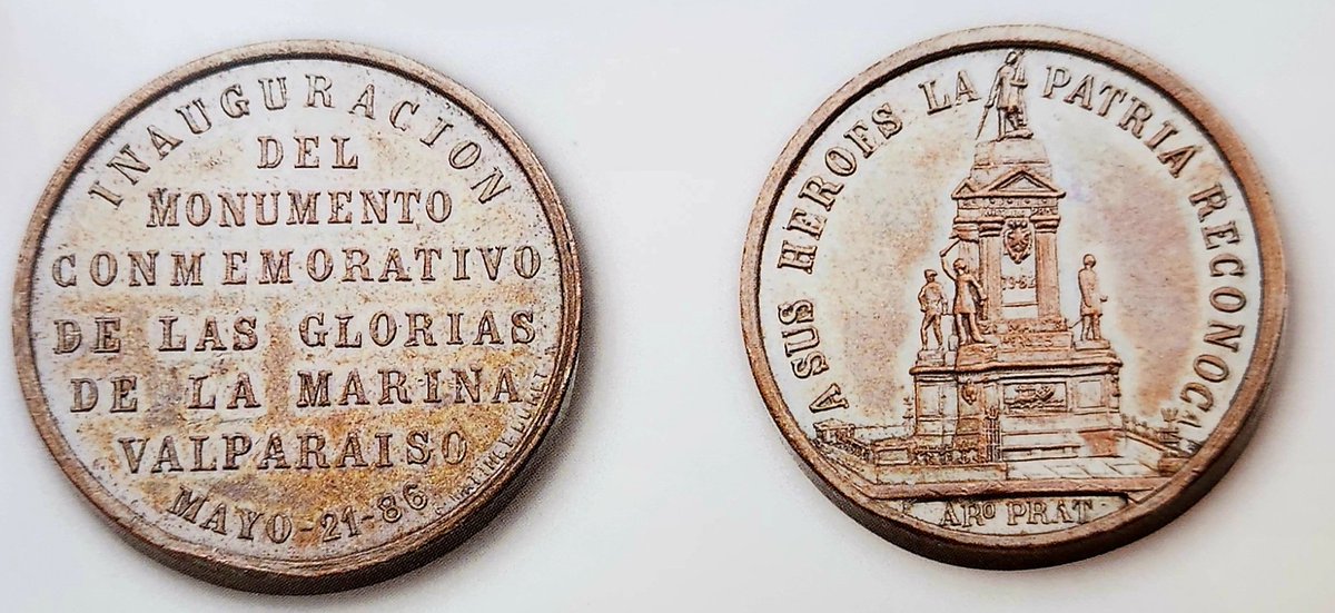 <a href="/rodrigobravoa/">Rodrigo Bravo</a> <a href="/patrimonio_cl/">Patrimonio_cl</a> <a href="/ANdeChile/">Archivo Nacional</a> <a href="/mhnchile/">mhnchile</a> <a href="/MHMChile/">MHM CHILE</a> <a href="/museomaritimocl/">Museo Maritimo Nacional</a> <a href="/flashjessica/">Jessica Ríos. ⚓🇨🇱</a> <a href="/Radio_RFP/">Radio Fundacion Patrimonio</a> <a href="/PadillaMedrano/">Gabriel Medrano Padilla</a> <a href="/ecobufon/">Rodrigo Bravo Garrido</a> Por varios años los monumentos a Lord Cochrane y a la Marina de Chile estuvieron juntos en la Plaza Sotomayor.
Cochrane estaba frente al cuartel de Bomberos, justo sobre los restos de la Esmeralda qué el mismo capturó en El Callao. (Flecha blanca). Hoy sitio histórico