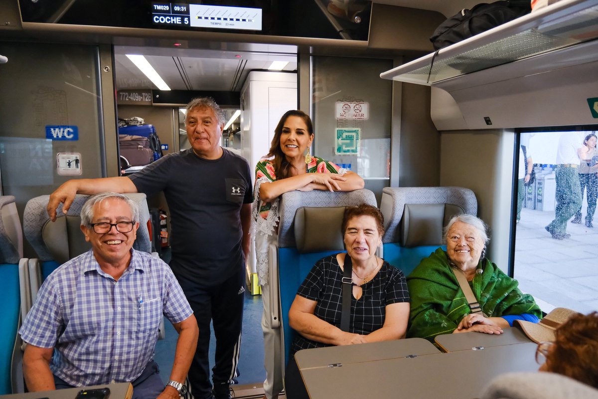 MaraLezama's tweet photo. 🚊 Recorrimos la estación del @TrenMayaMX en #Cancún, donde platicamos con las y los visitantes que estaban por iniciar su viaje y disfrutar de esta temporada alta por el periodo vacacional decembrino. Nos compartieron su emoción por viajar en un tren cómodo, moderno y seguro. 🤲🏽✨

Los invitamos a subirse y vivir esta experiencia. A través del Tren de la Justicia Social, pueden conocer los distintos destinos de #QuintanaRoo, desde playas, zonas arqueológicas y pueblos mágicos, hasta la capital del estado. 

El Tren Maya continúa transformando la movilidad en nuestro estado, como un medio de transporte que conecta comunidades, impulsa el turismo, genera empleos y mayor prosperidad compartida.

#SúbeteAlTren
#UnidosParaTransformar