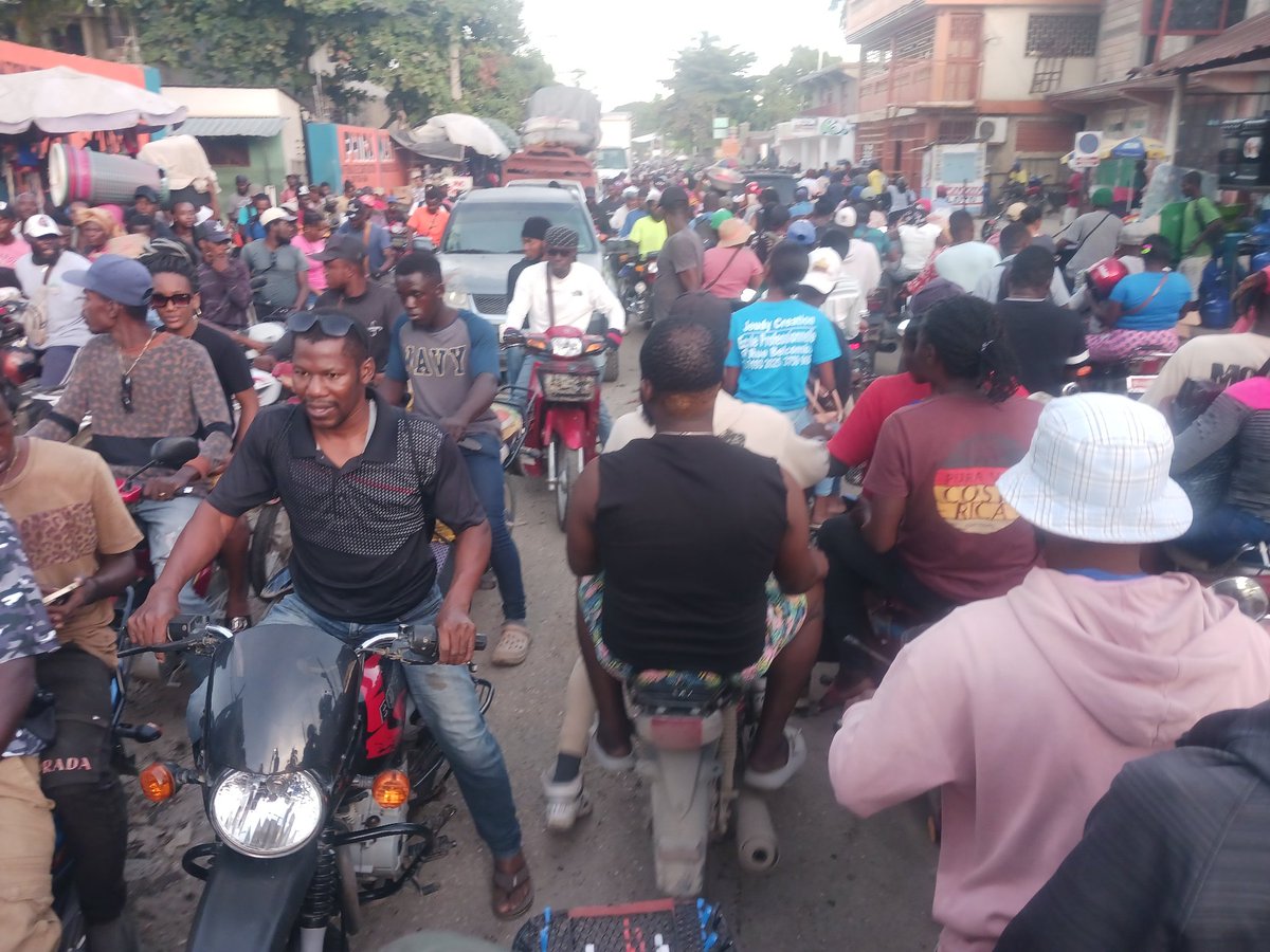 M manke endispoze nan yon anbouteyaj yè samdi 13 desanm nan. Yon blokis ki soti sou gran ri a pou rive jouk bò aviyasyon. Labou, fatra, ma dlo sal, gwo vye twou nan wout yo ak anbouteyaj se malerezman konsa yon moun ka dekri vil jakmèl.