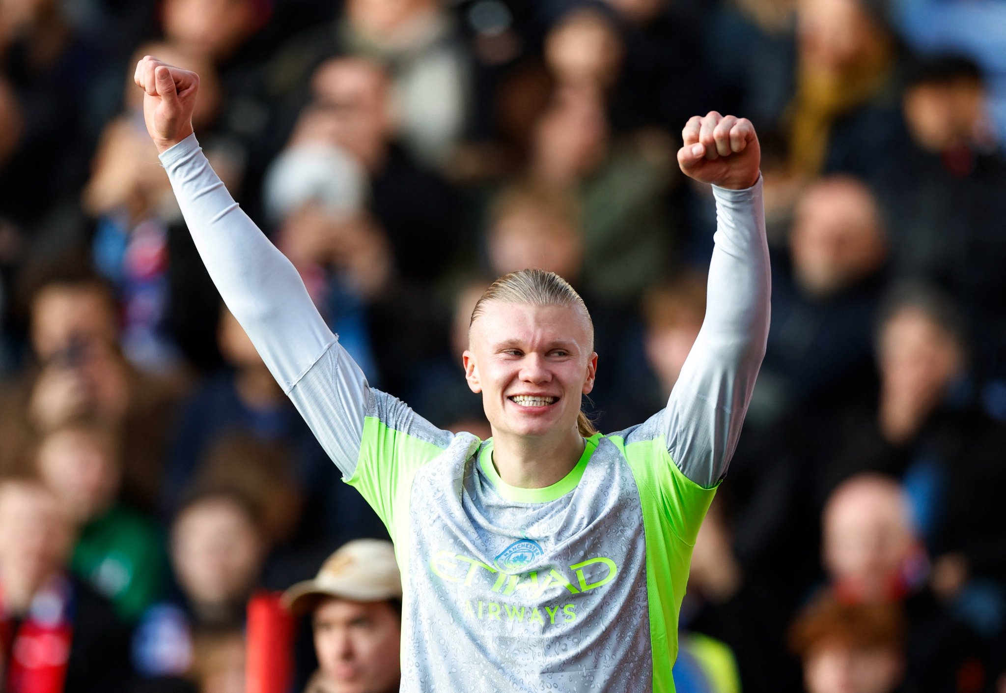 هالاند مع مانشستر سيتي في "البريميير ليغ": - 113 مباراة - 101 هدف - 19 تمريرة حاسمة - 120 مساهمة 