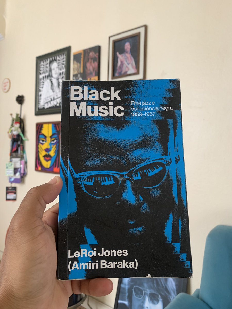 para fazer uma crítica relacionada a determinado assunto, é necessário ter o mínimo de vivência, entender o contexto e os direcionamentos. este livro com textos críticos e ensaios musicais do Amiri Baraka é uma AULA sobre esse assunto. quem escreve sobre música tem que ler.