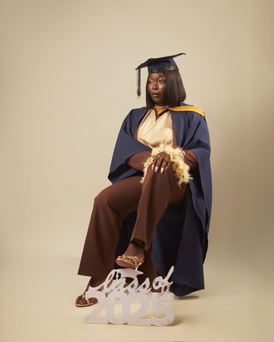 Biggest_Zee's tweet photo. The Chapter where I'm a Graduate🎓💅🏾#Graduate #OAU49thConvocation https://t.co/z2sCieDTIL