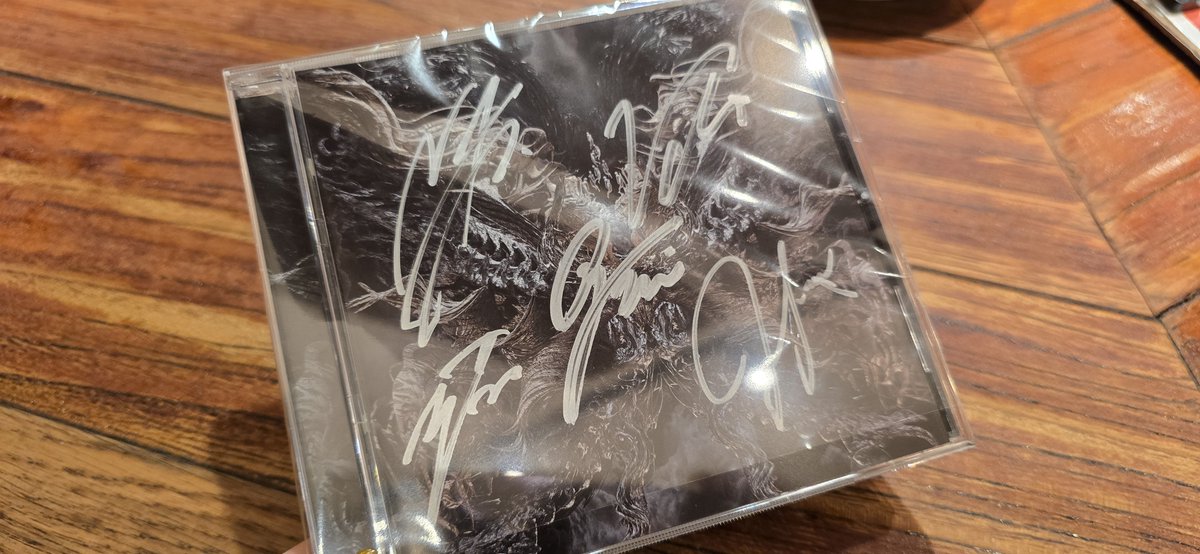 pi_trhk_100ren's tweet image. 友達とノクブラワンマン初参加してきたー！
CDサイン会でValtzさんに「初めて？どういうきっかけで？」と聞かれ私「前からバンドと曲は知ってたんですけど…(ゆーたろとなつを見て)お二人がサポートしている方に行っていて…(ｺﾞﾆｮｺﾞﾆｮ)」

#devilinside
#nocturnalbloodlust
#ノクブラ